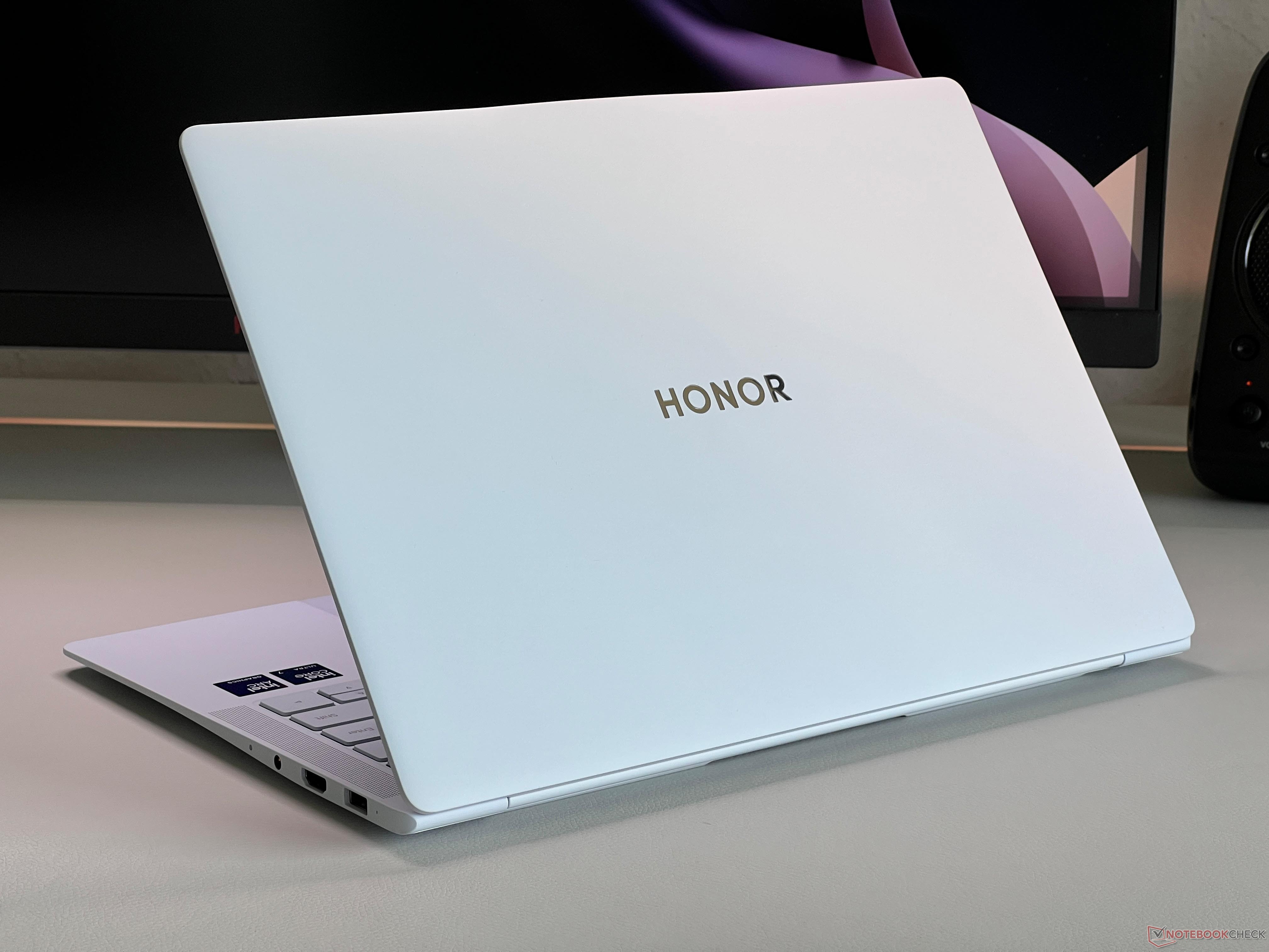 Ultrabook o wadze 1 kg z Arrow Lake i doskonałymi urządzeniami wejściowymi - Honor Recenzja MagicBook Art 14 2025