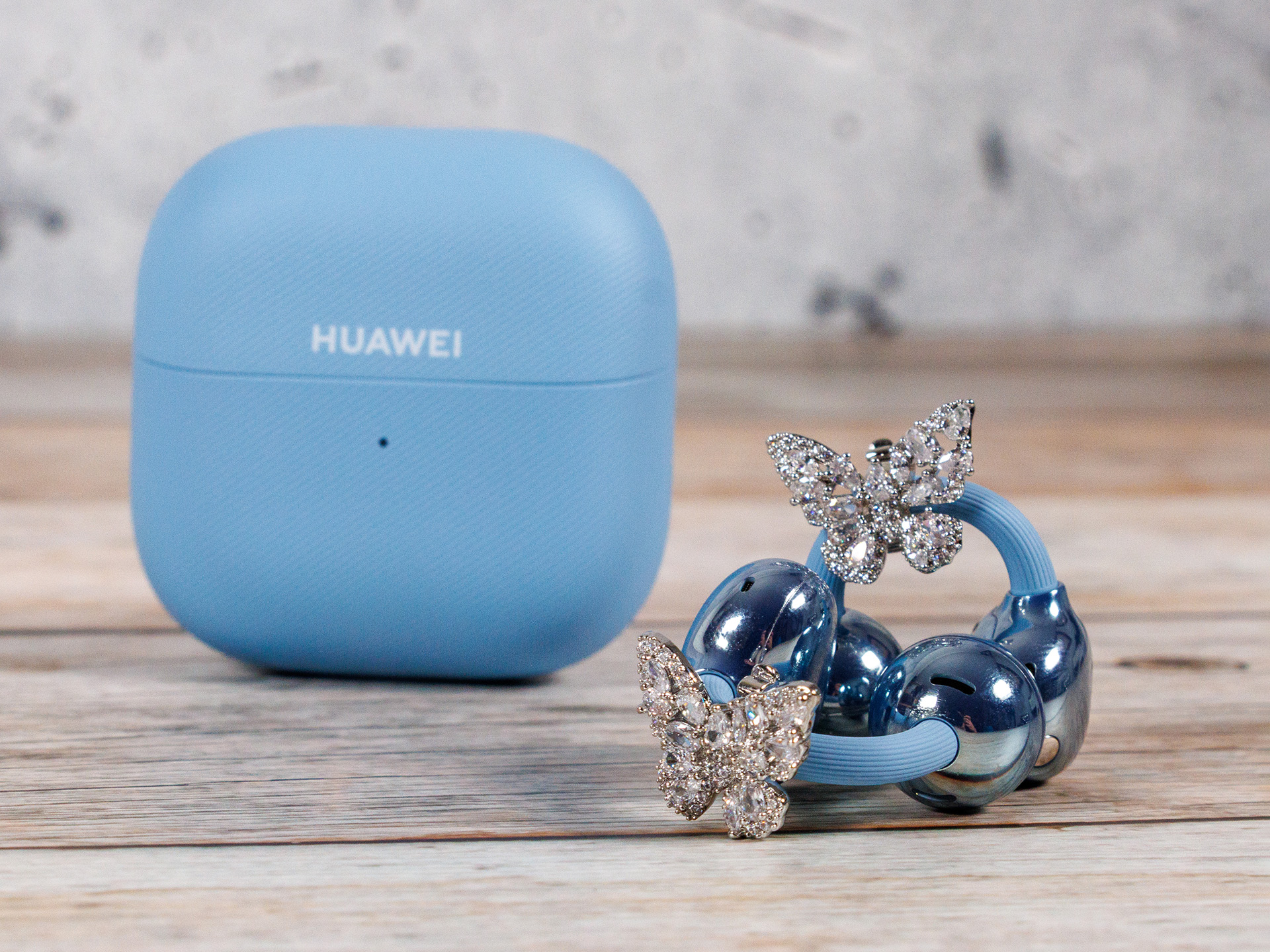 Otwarte słuchawki douszne w stylu glamour - recenzja Huawei FreeClip 2