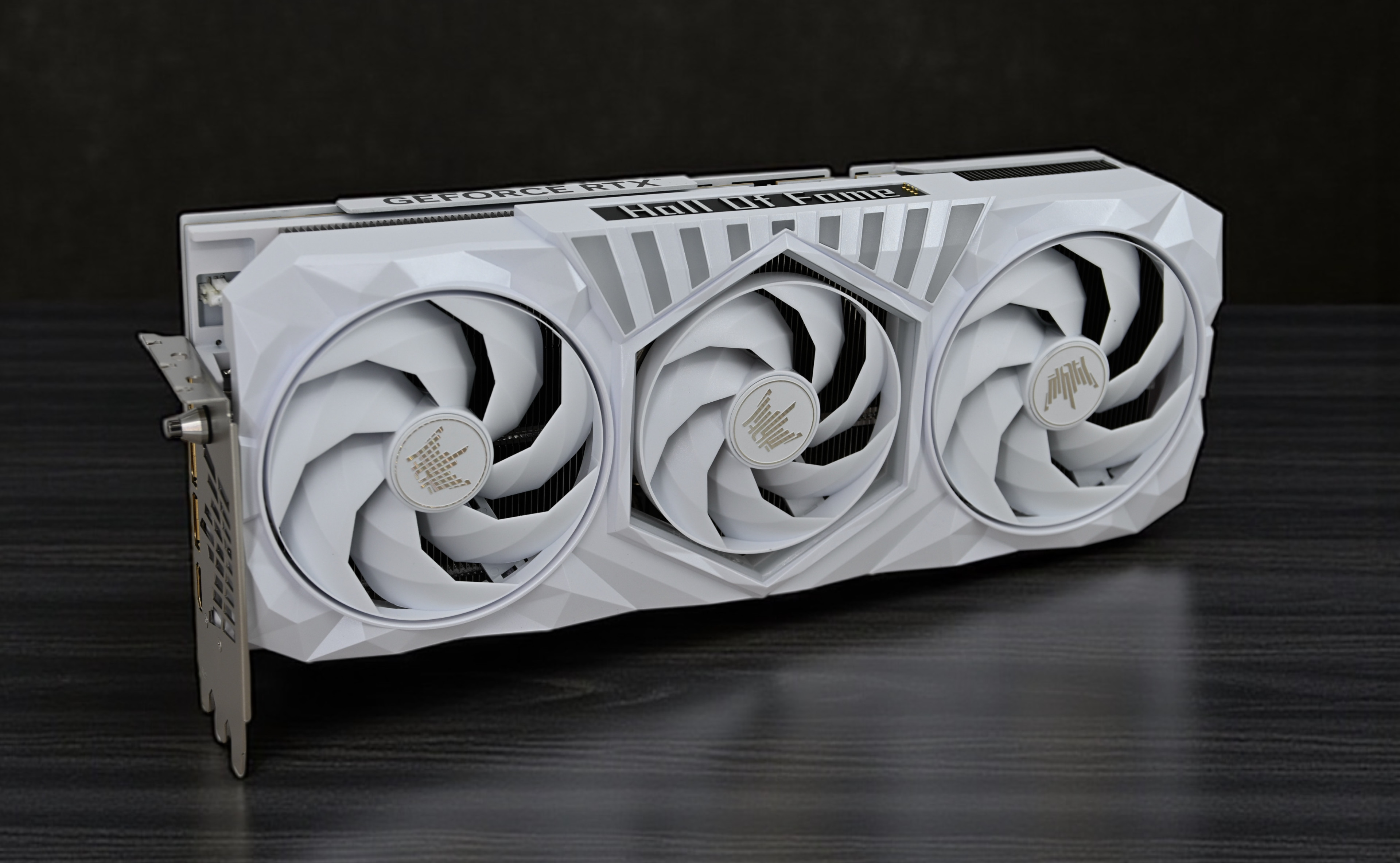 Wysokiej klasy GPU do komputerów stacjonarnych w kolorze białym o najwyższej wydajności - recenzja KFA2 GeForce RTX 5070 Ti HoF (Hall of Fame) Gaming