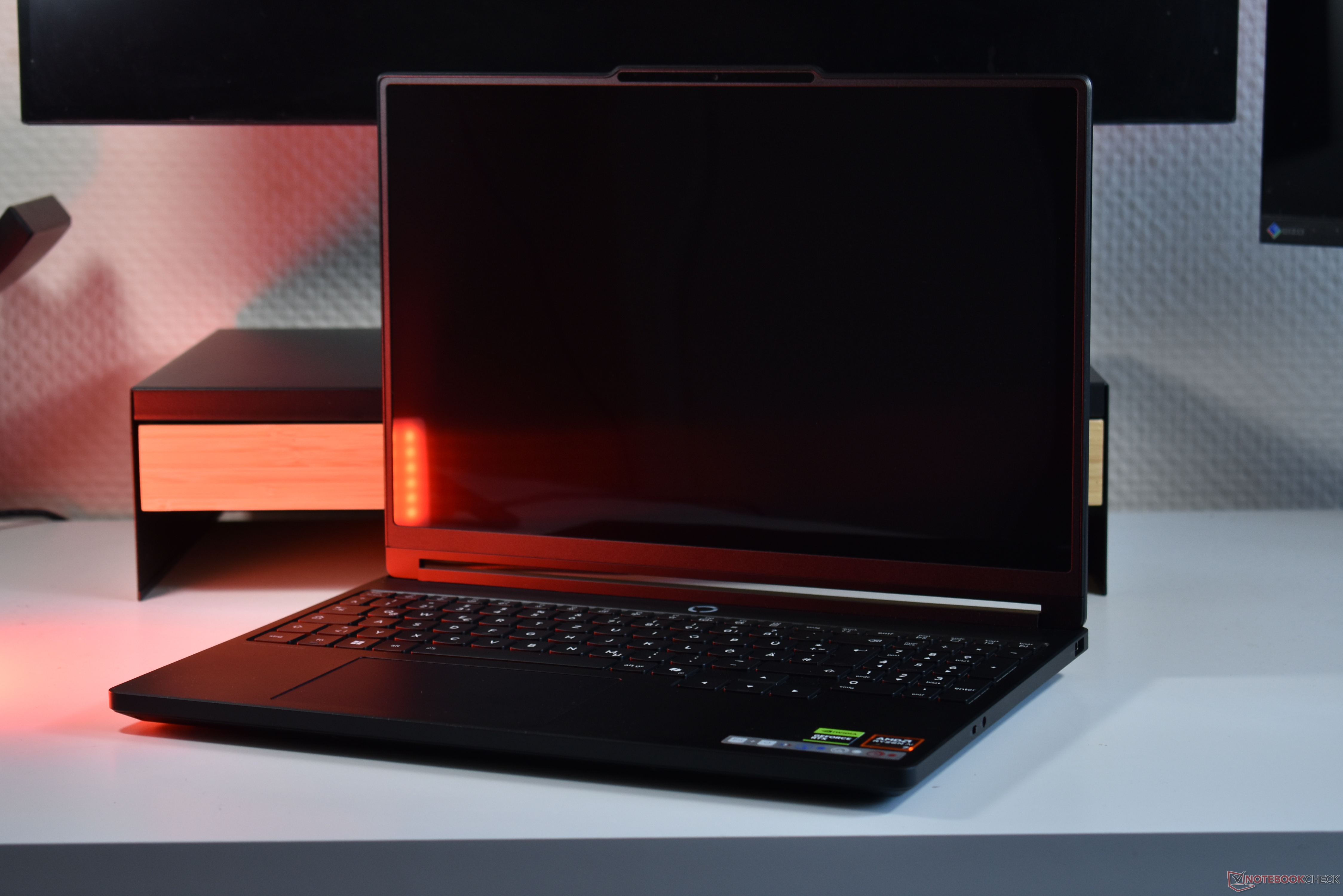 W jaki sposób firma Lenovo stara się utrzymać przystępną cenę tego laptopa z serii Legion wyposażonego w 32 GB pamięci RAM