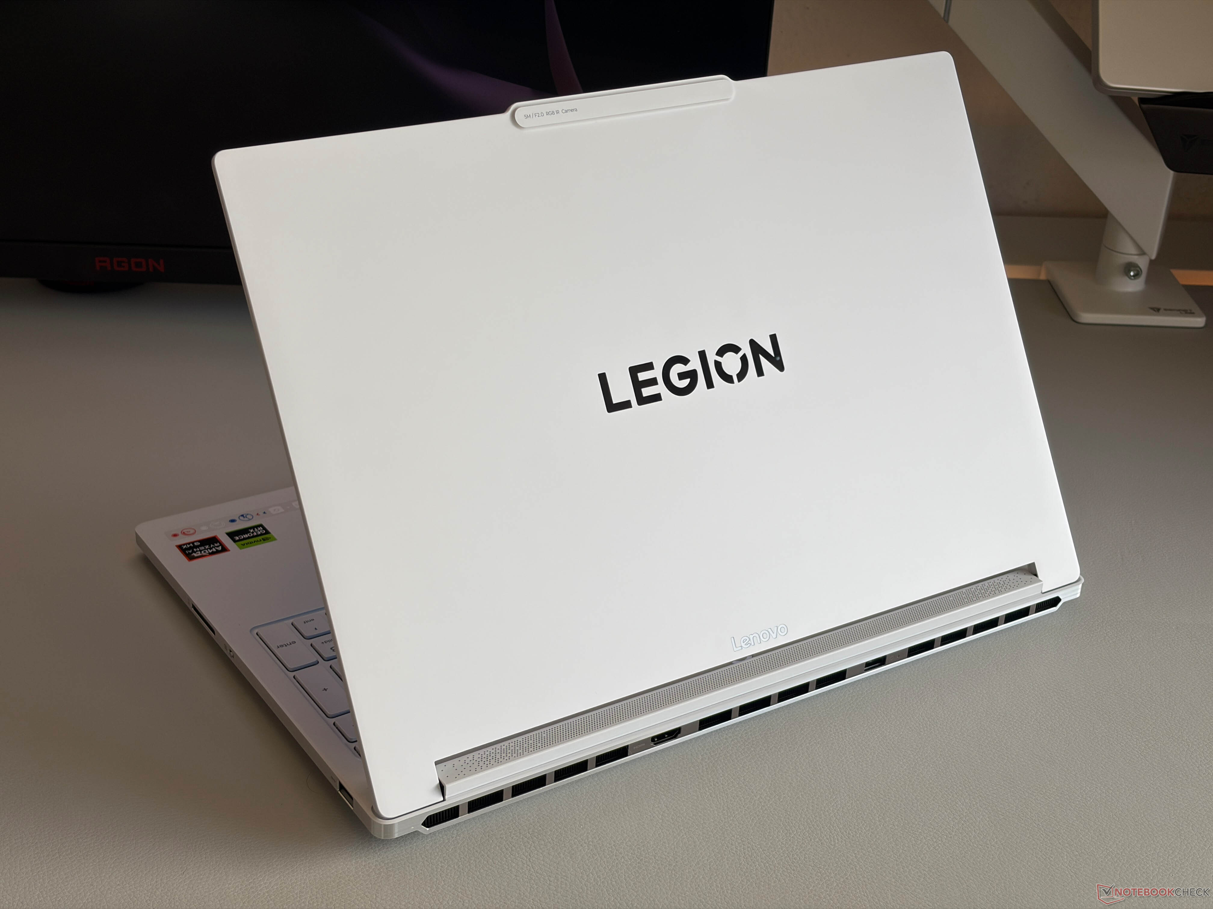 Lenovo Legion 7a 16 jest zbyt drogi w cenie 2049 USD, podczas gdy Legion 5 15 oferuje taką samą wydajność w grach za 1350 USD