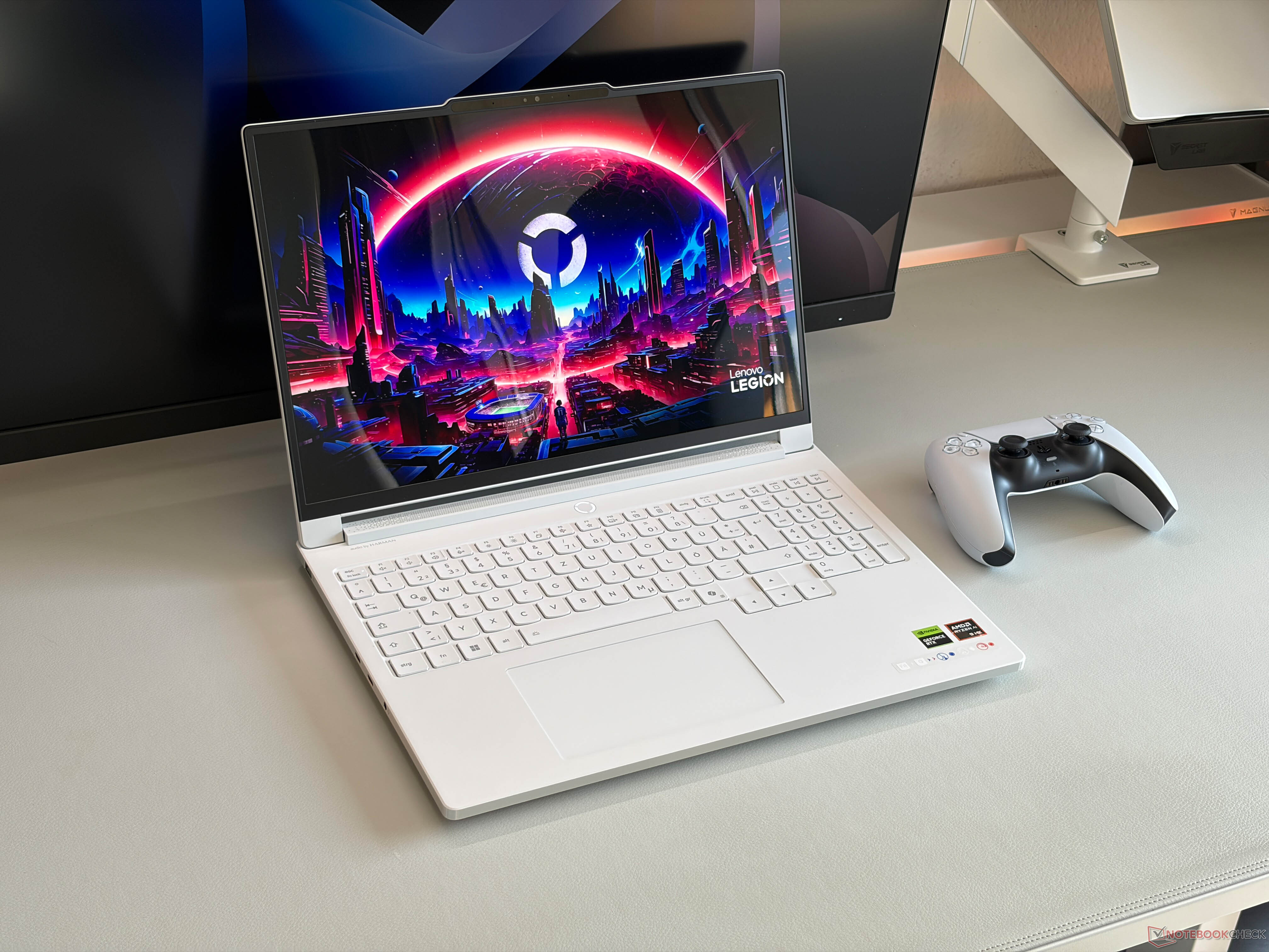 Recenzja Lenovo Legion 7a 16 G11 - Lekki laptop OLED do gier z procesorem AMD Ryzen 400