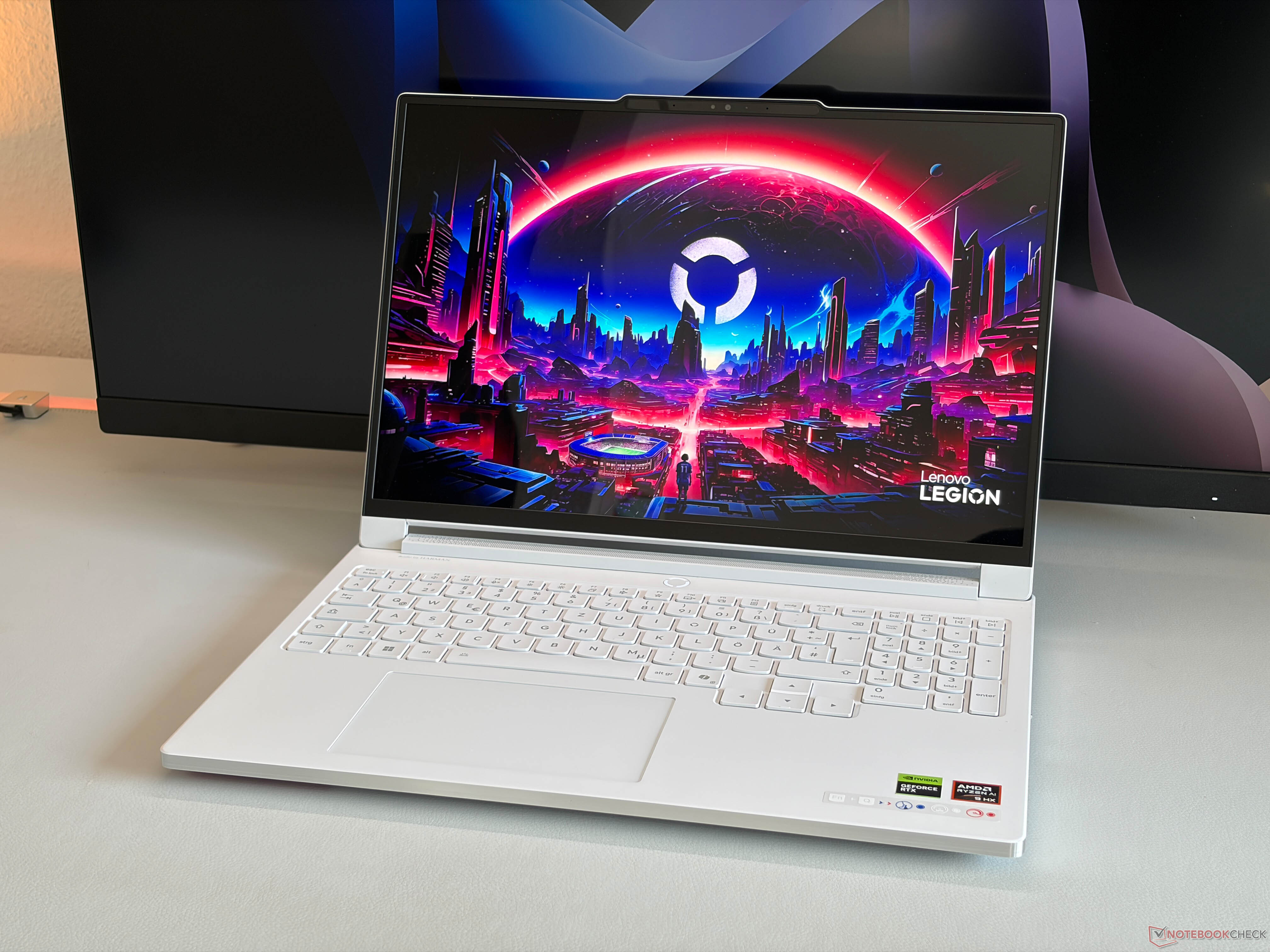 Nowy laptop do gier Lenovo Legion 7a 16 pozostało lżejszy niż wcześniej, ale poświęca wydajność