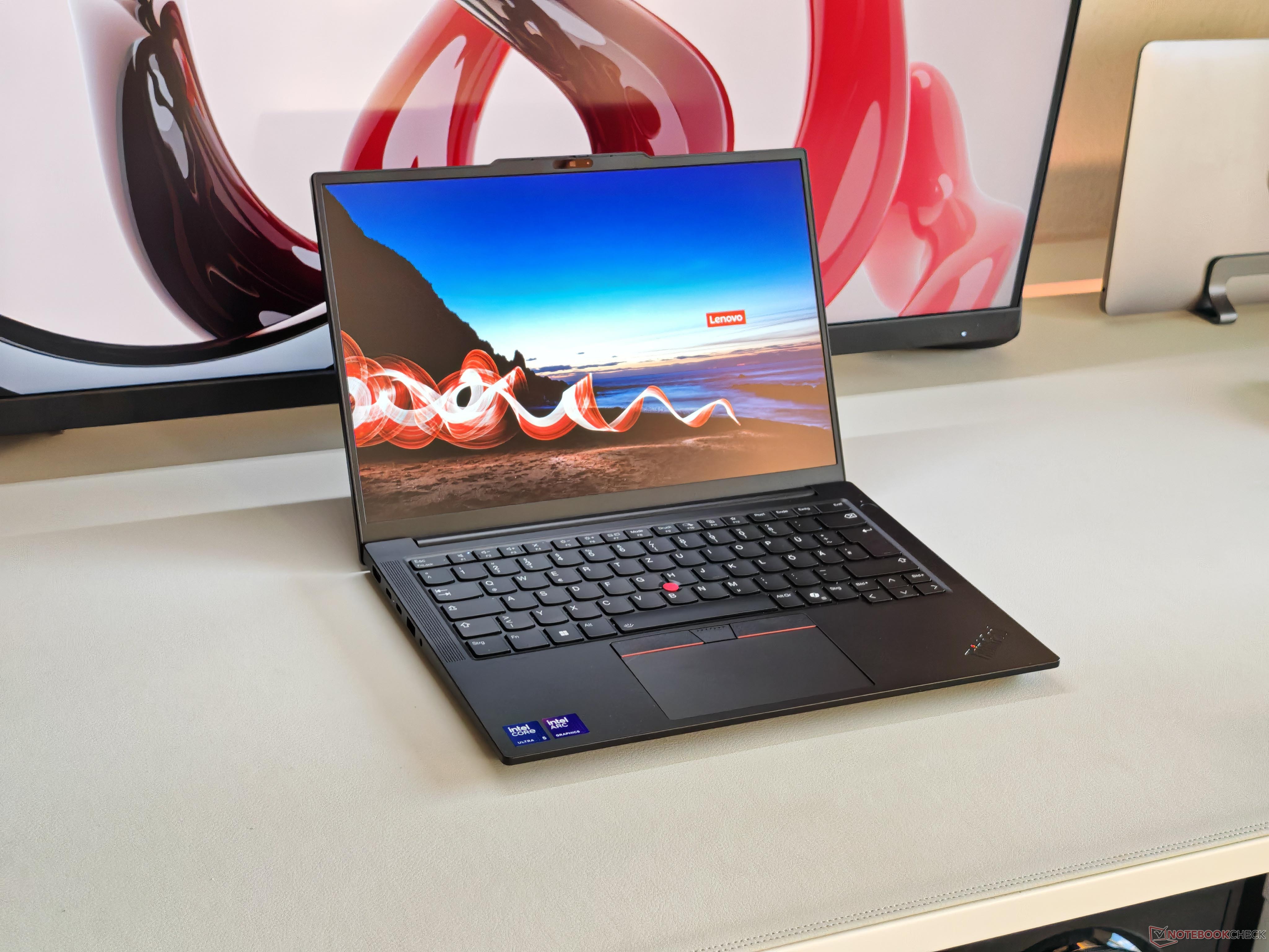 Recenzja Lenovo ThinkPad E14 Gen 7 - Lunar Lake zapewnia dłuższy czas pracy na baterii, ale niesie ze sobą kompromisy