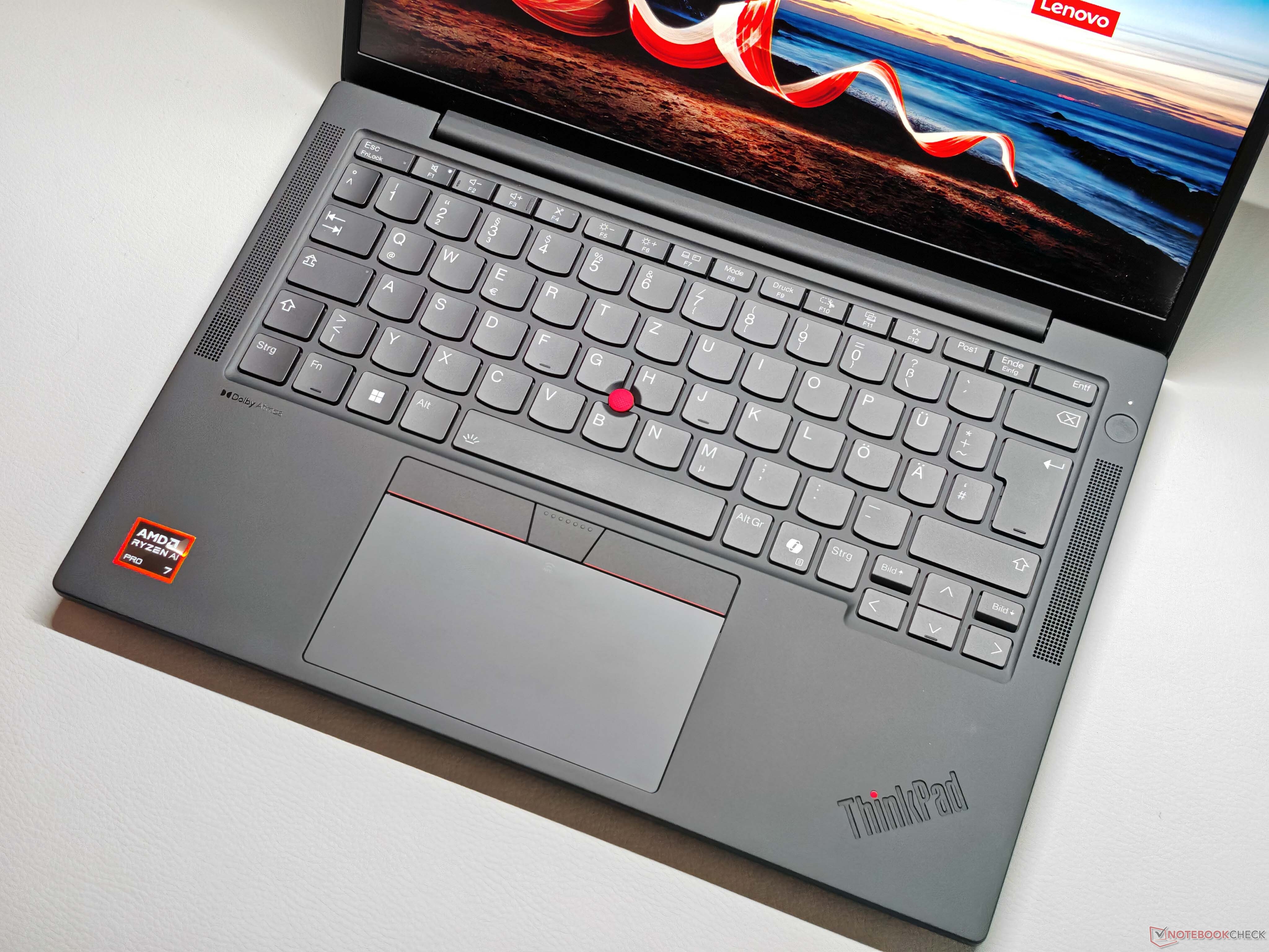Lenovo ThinkPad X13 G6 jest kompaktowy, ale zawiasy klawiatury i wyświetlacza to słabe punkty