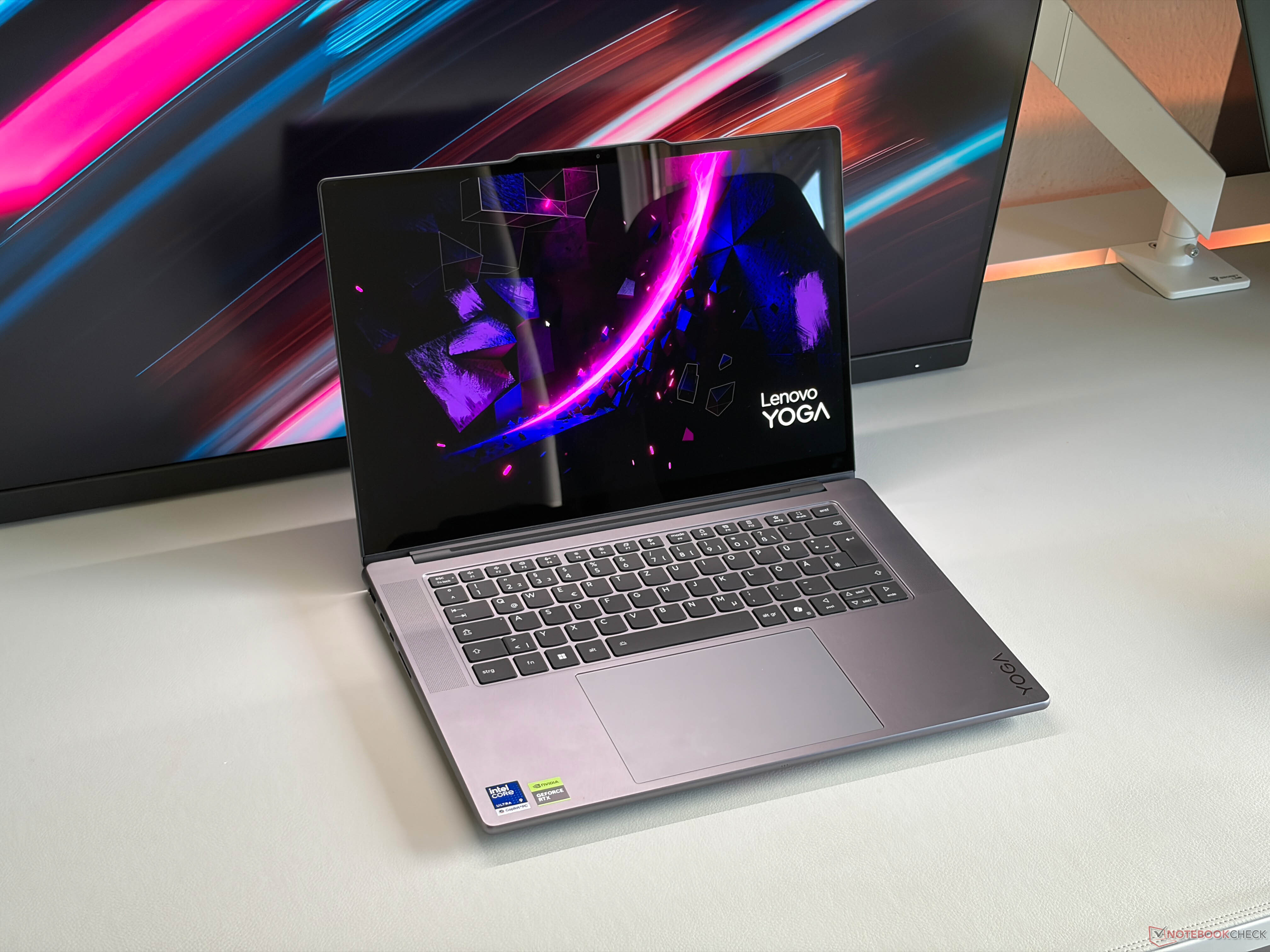 Doskonały 15-calowy laptop multimedialny z ekranem OLED o jasności 1100 nitów - recenzja Lenovo Yoga Pro 7i Aura Edition