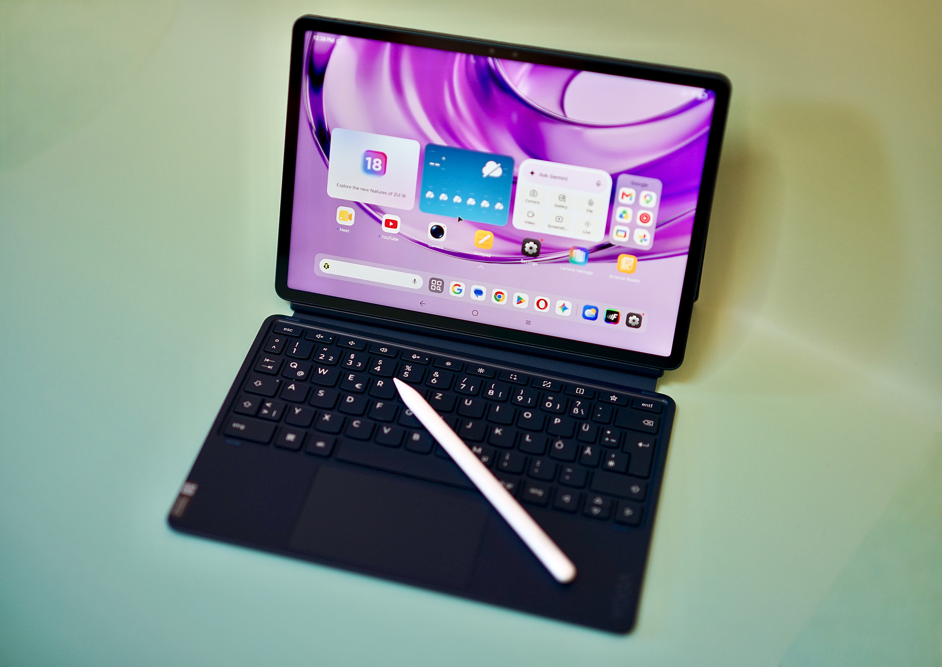 Kompaktowy tablet z dużą mocą, AI i długim czasem pracy na baterii – recenzja Lenovo Yoga Tab Gen 2
