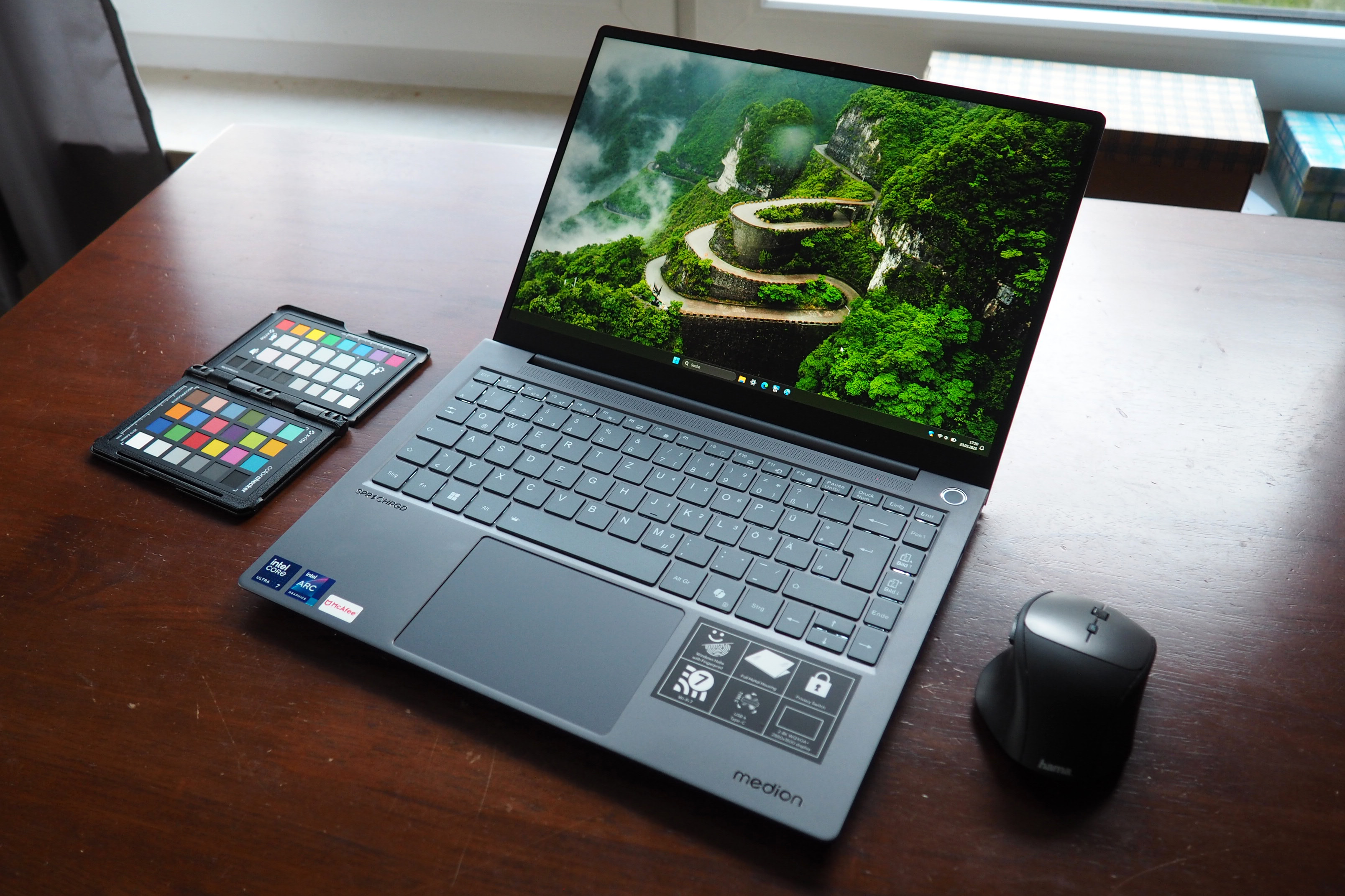 Intel walczy z Qualcommem: Recenzja Medion SPRCHRGD 14 S2