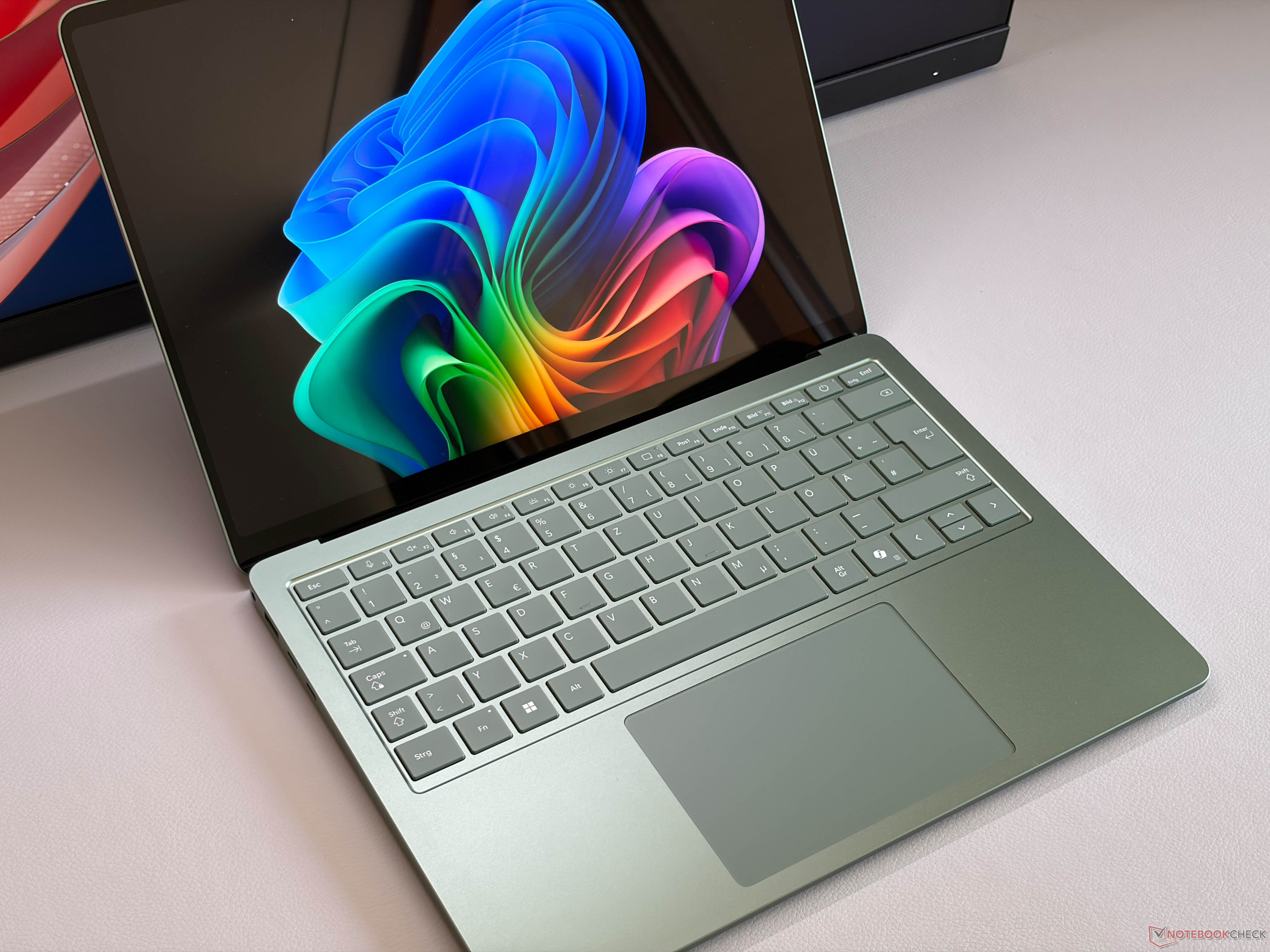 Nowy laptop Surface Laptop 8 firmy Microsoft jest bardzo dobry, ale zbyt drogi – kosztuje co najmniej 1599 dolarów