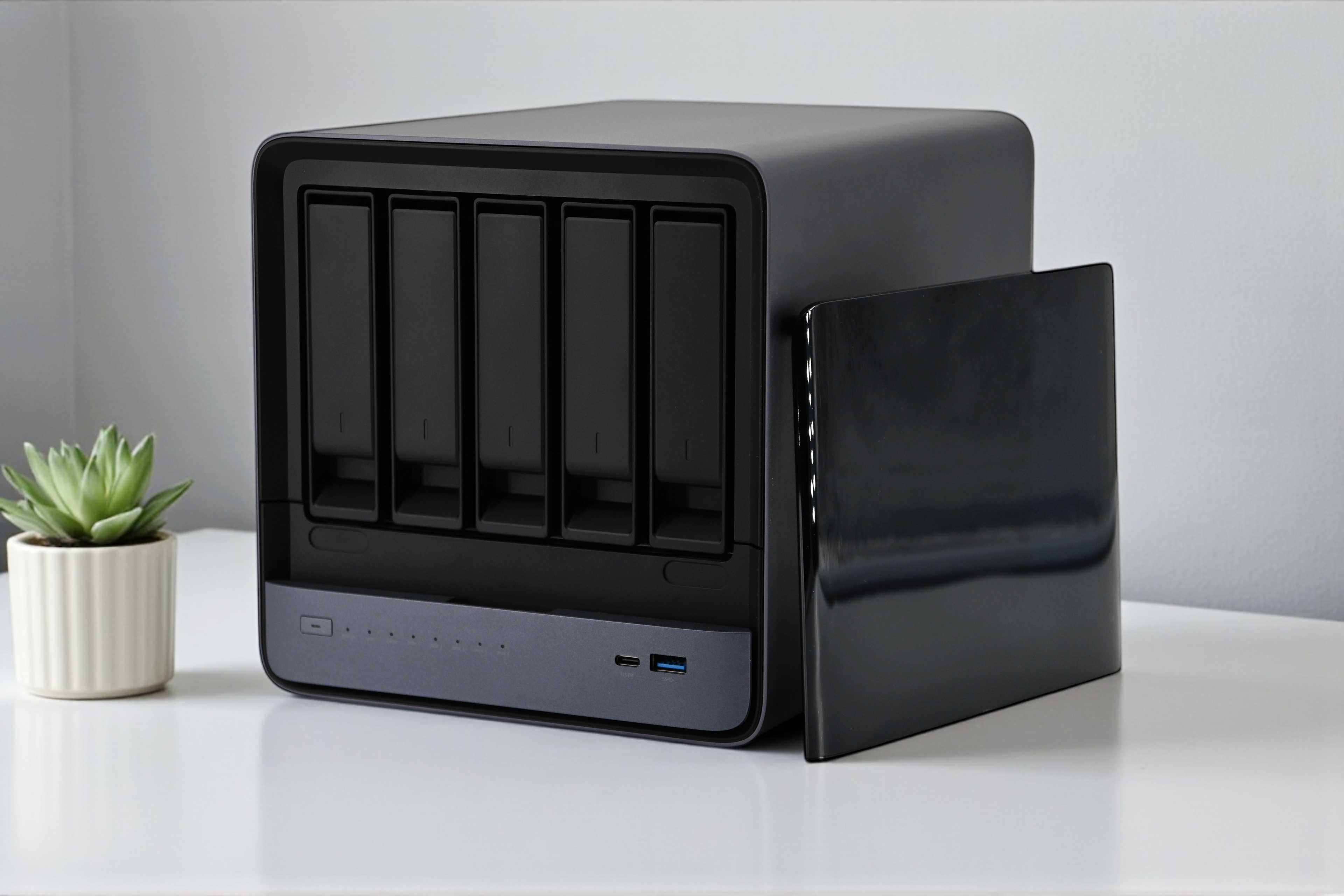 Minisforum N5 Pro: Pierwszy na świecie NAS AI z AMD Ryzen AI 9 HX PRO 370 - recenzja zwycięzcy IFA 2025 Award