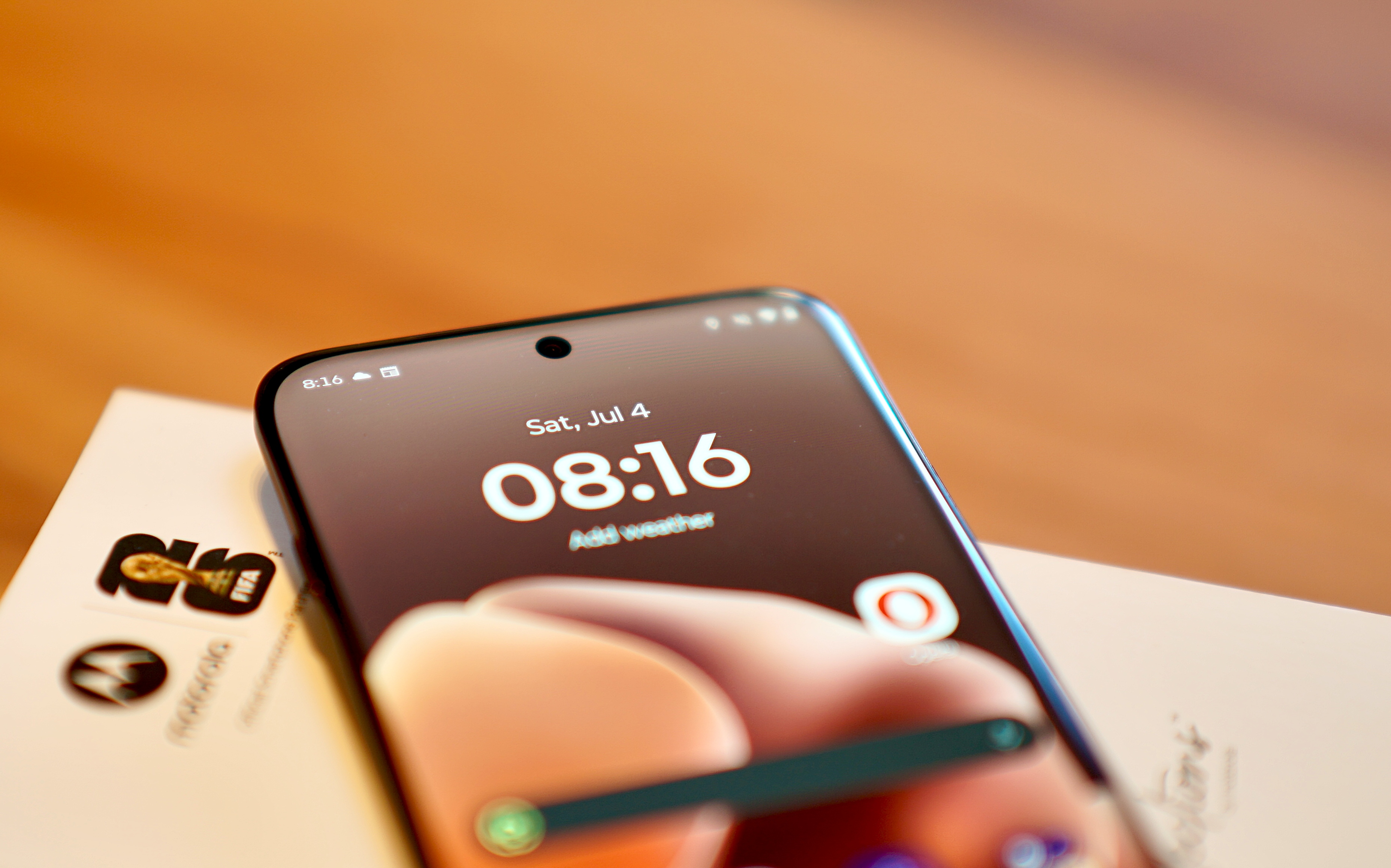 Wyświetlacz telefonu Motoroli jest jaśniejszy niż u większości konkurentów — jednak pojawia się pewien problem