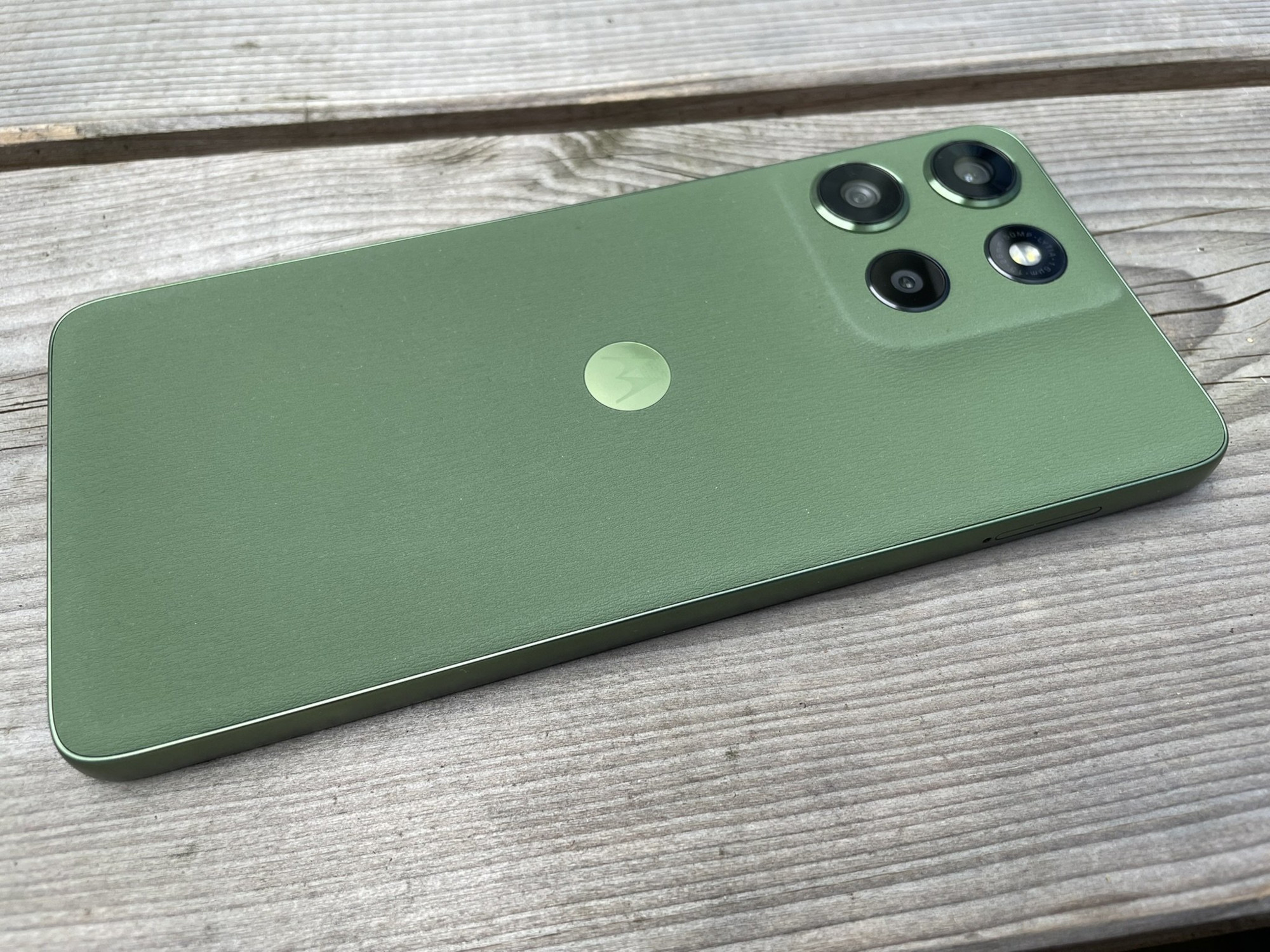 Przystępna cenowo średnia półka z solidnymi atutami - recenzja telefona Motorola Moto G56