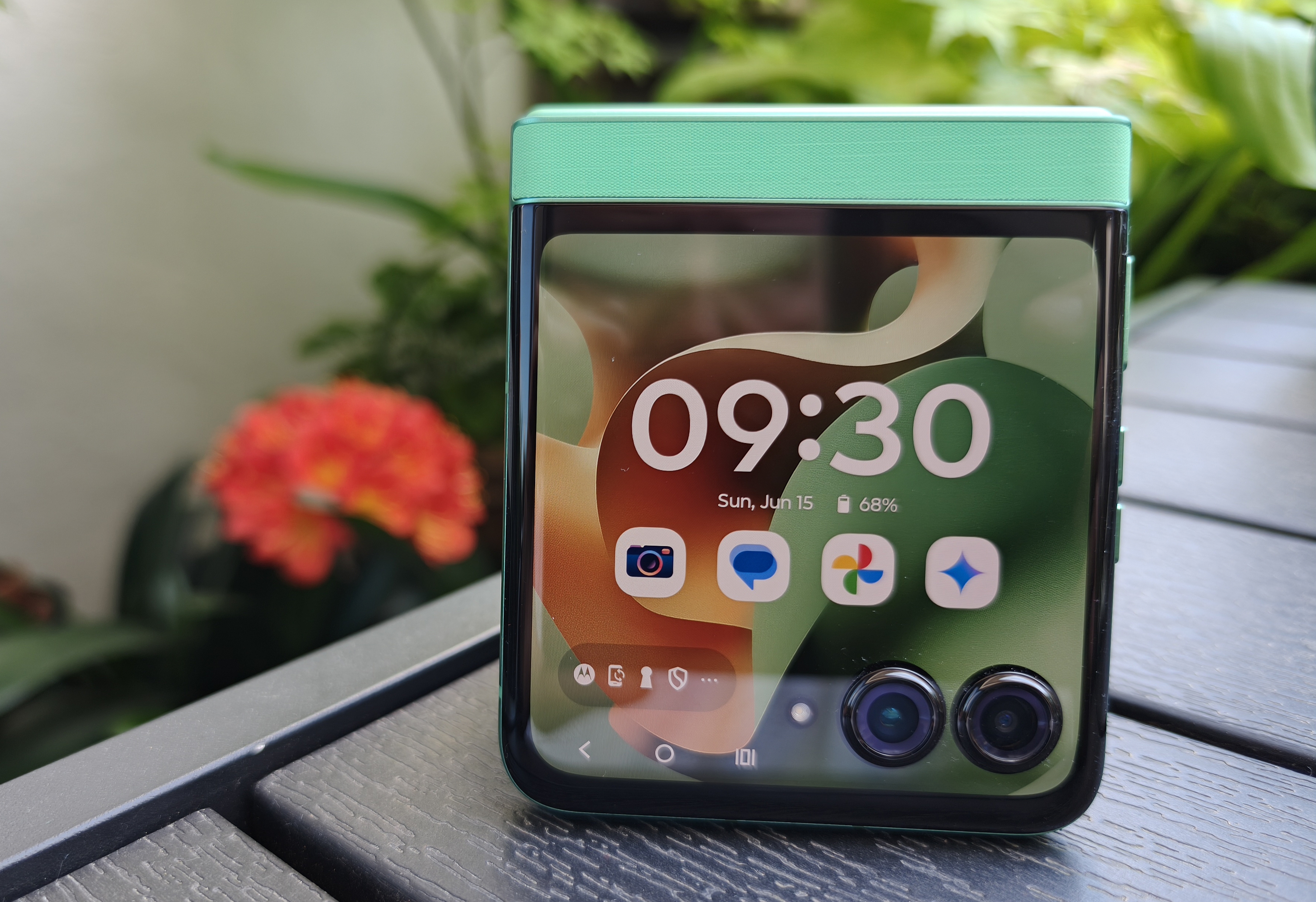 Telefon z klapką dla entuzjastów designu i oszczędnych - recenzja telefona Motorola Razr 60
