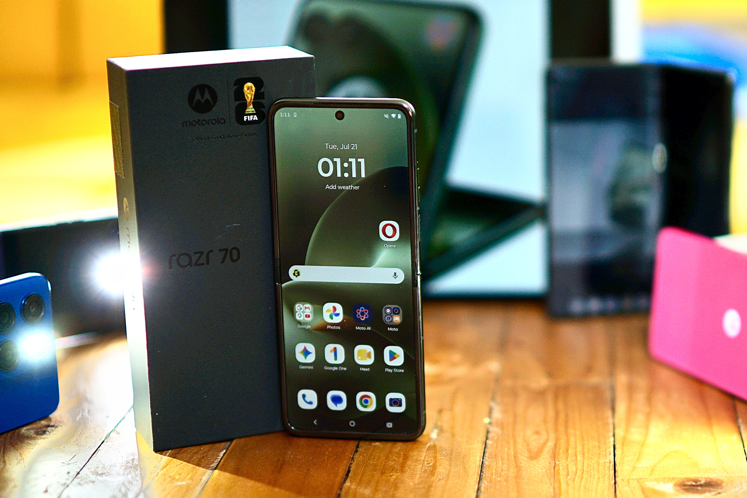 Zupełnie nowy telefon z ekranem składanym jest szybszy, ma ostrzejszy obraz i jest bardziej stylowy — recenzja telefona Motorola Razr Plus 2026 (Razr 70 Plus)