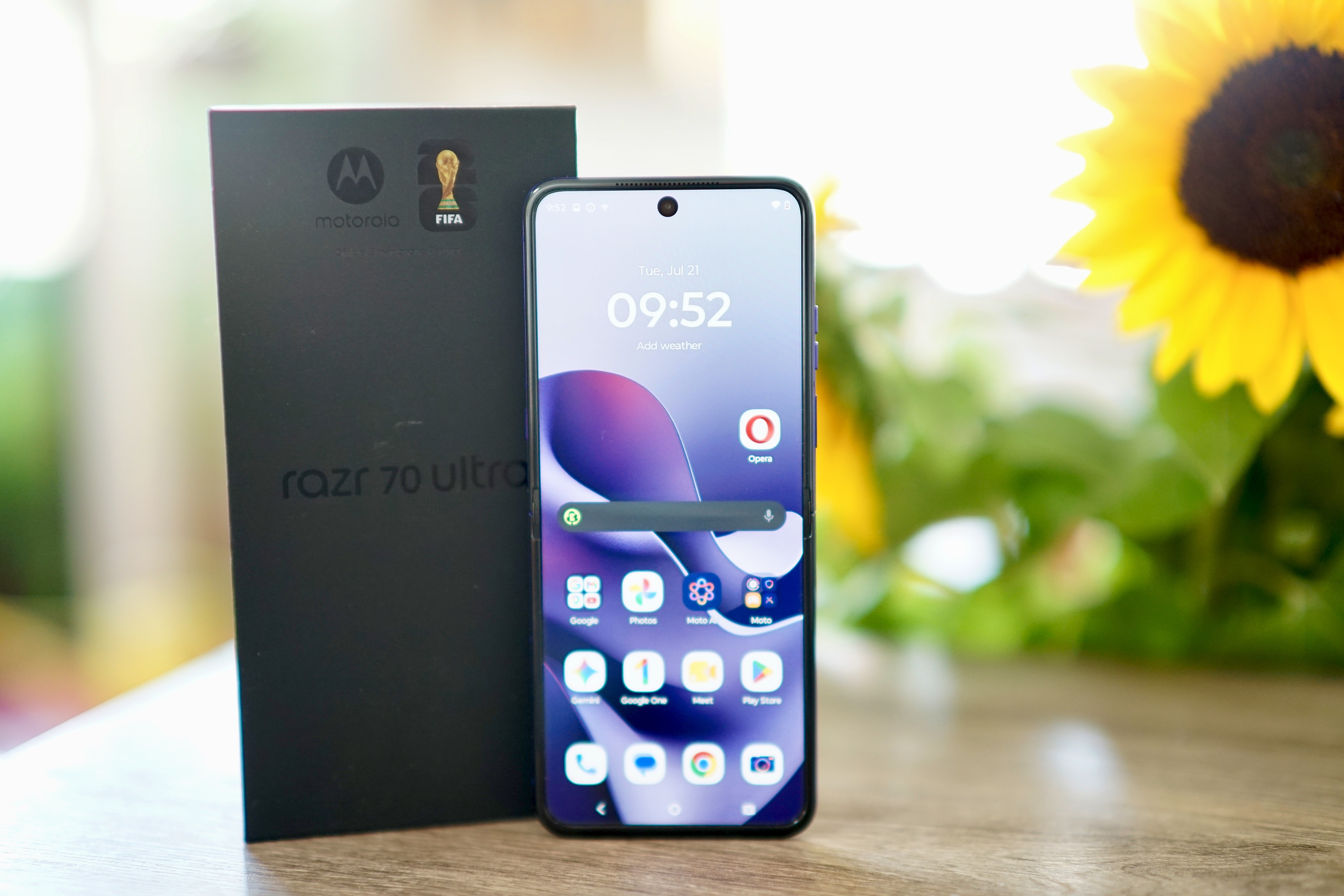 Ten składany telefon klasy premium nie oferuje wprawdzie wielu innowacji, ale i tak robi wrażenie – recenzja telefona Motorola Razr Ultra 2026 (Razr 70 Ultra)
