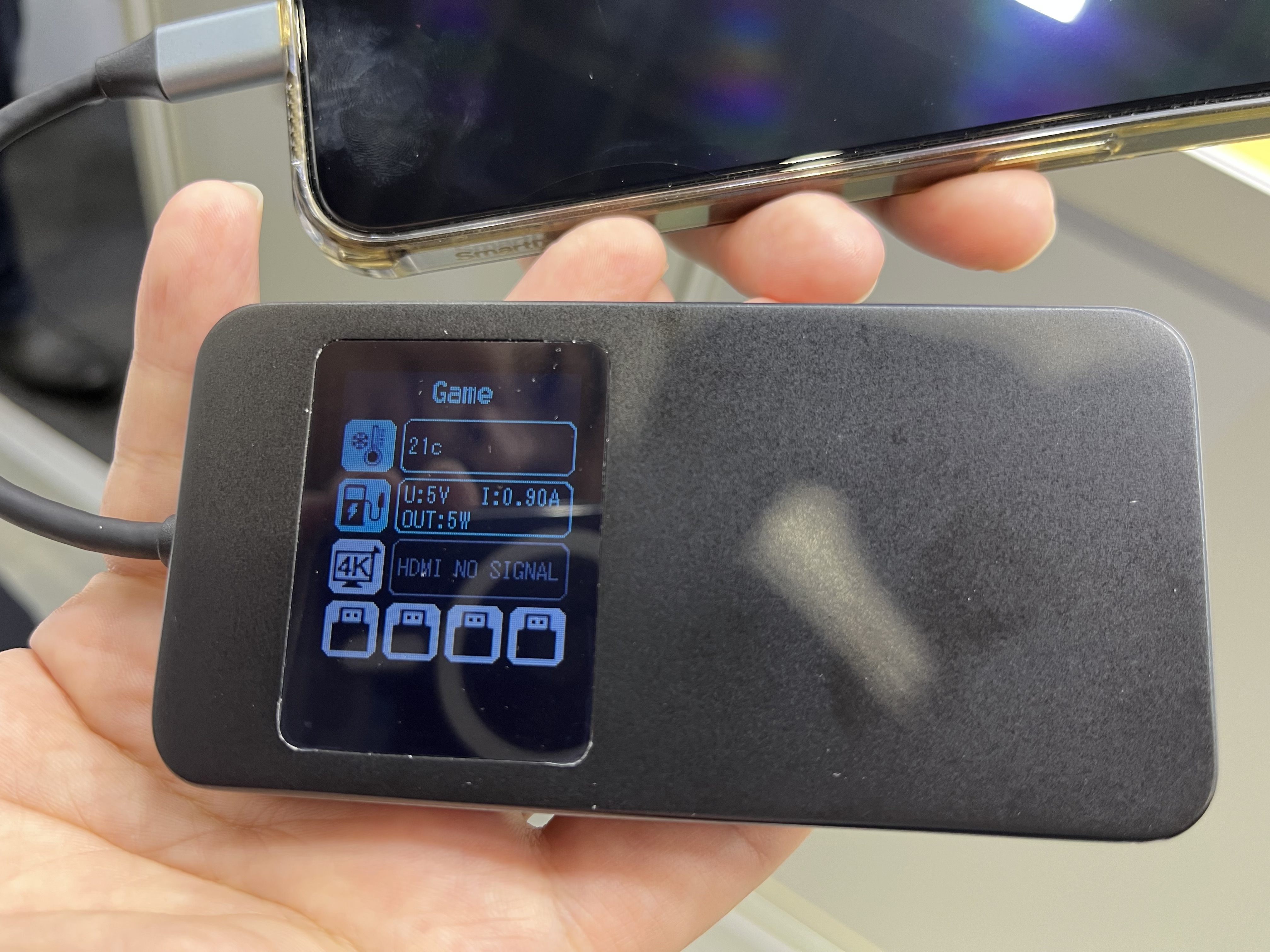 Nowy koncentrator USB z wyświetlaczem pokazuje rozdzielczość i wersję USB podłączonych urządzeń