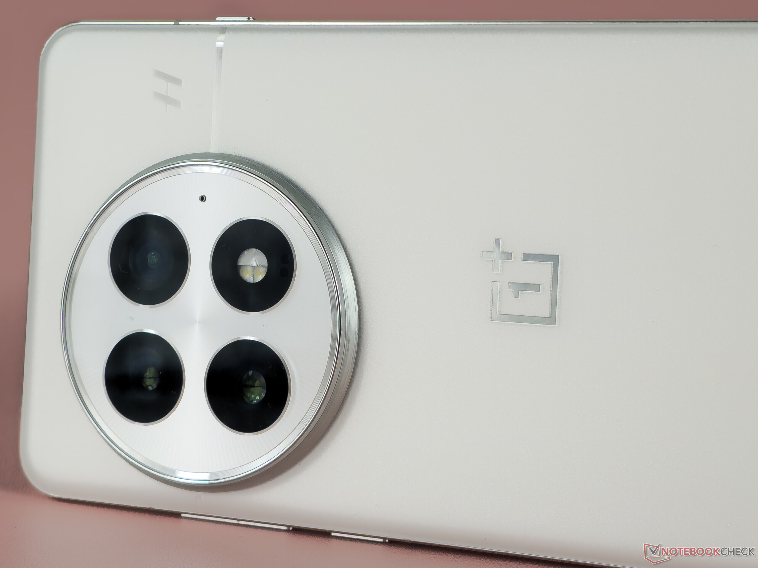 OnePlus 15 ma zostać uruchomiony ze Snapdragonem 8 Elite 2, ultracienkimi ramkami i niższą rozdzielczością wyświetlacza niż OnePlus 13