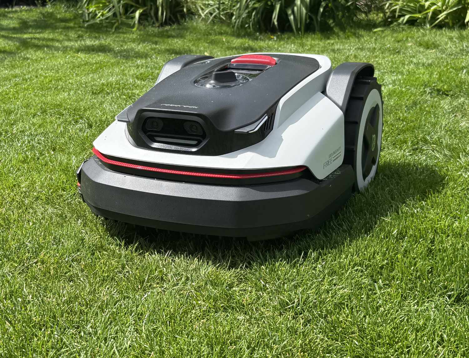 Nowatorski moduł w podstawowym modelu kosiarki zrobotyzowanej: recenzja Roborock RockNeo Q1