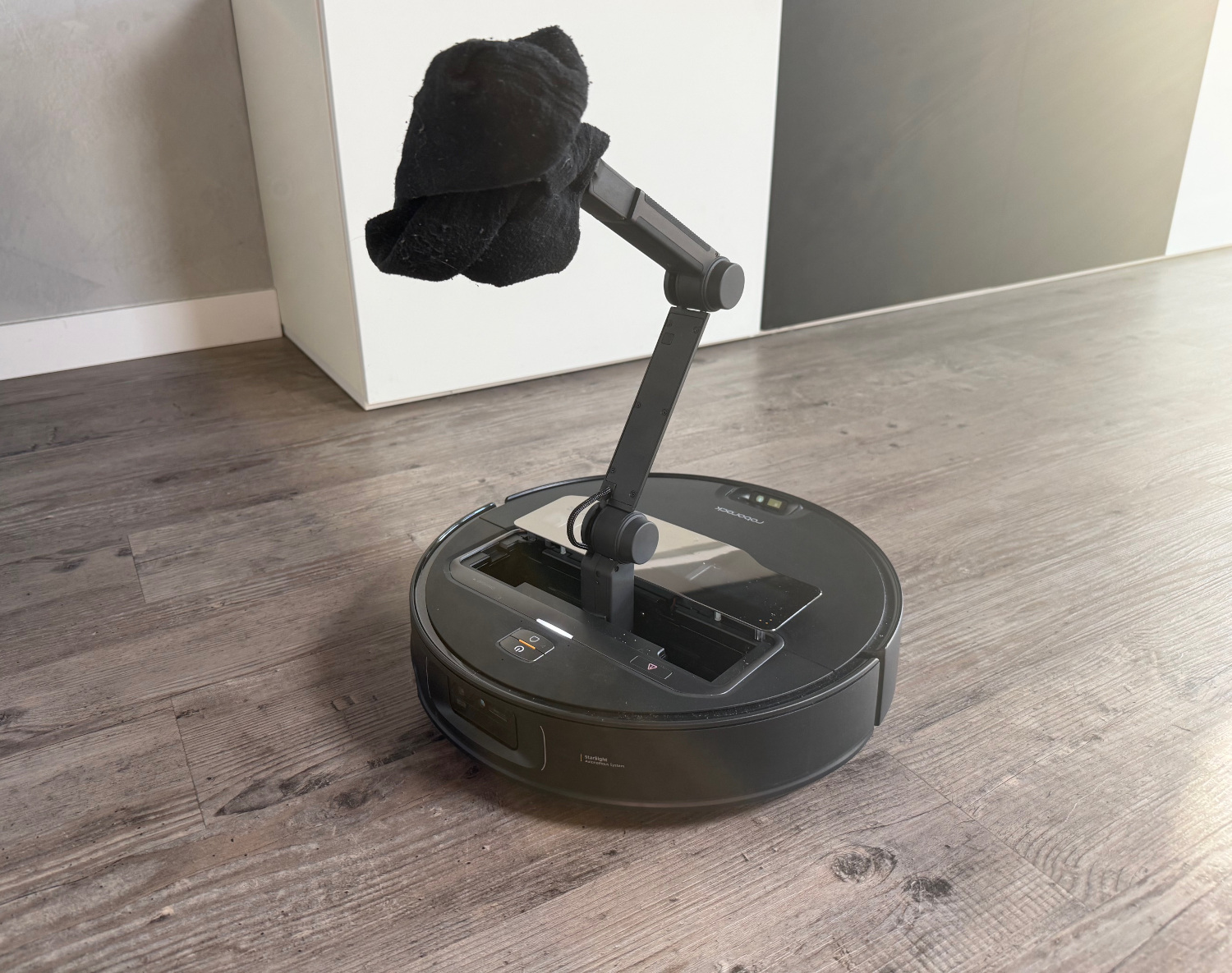 Innowacyjny i spektakularny, ale też użyteczny? Recenzja robota odkurzającego Roborock Saros Z70 z ramieniem robotycznym