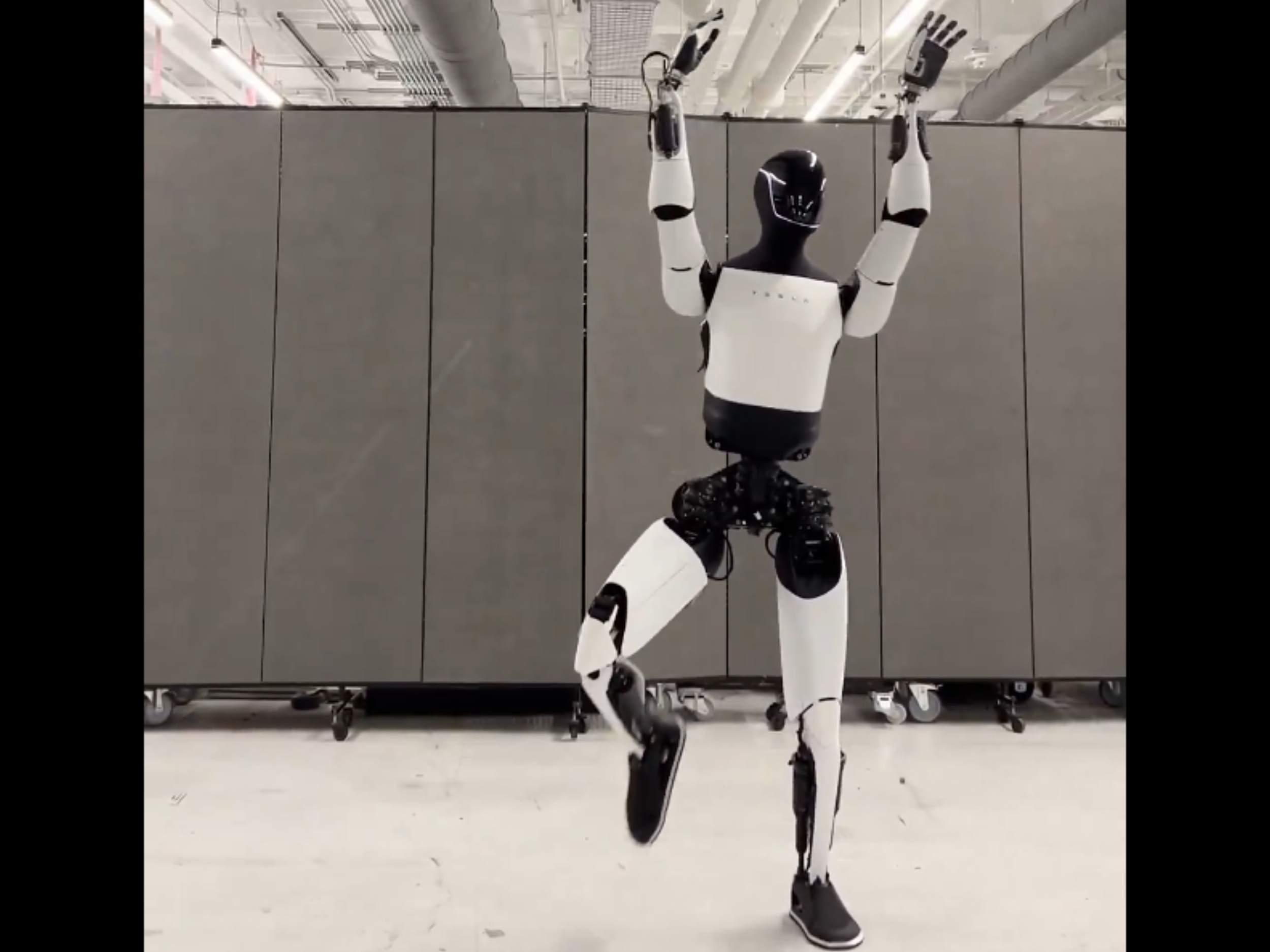 To jest "ucieleśniona inteligencja": Humanoidalny robot Tesli popisuje się tanecznymi ruchami