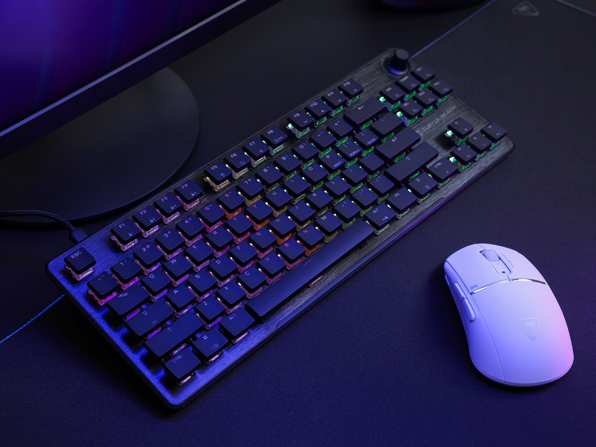 Klawiatura do gier Turtle Beach Vulcan II TKL obok myszy na komputerze stacjonarnym