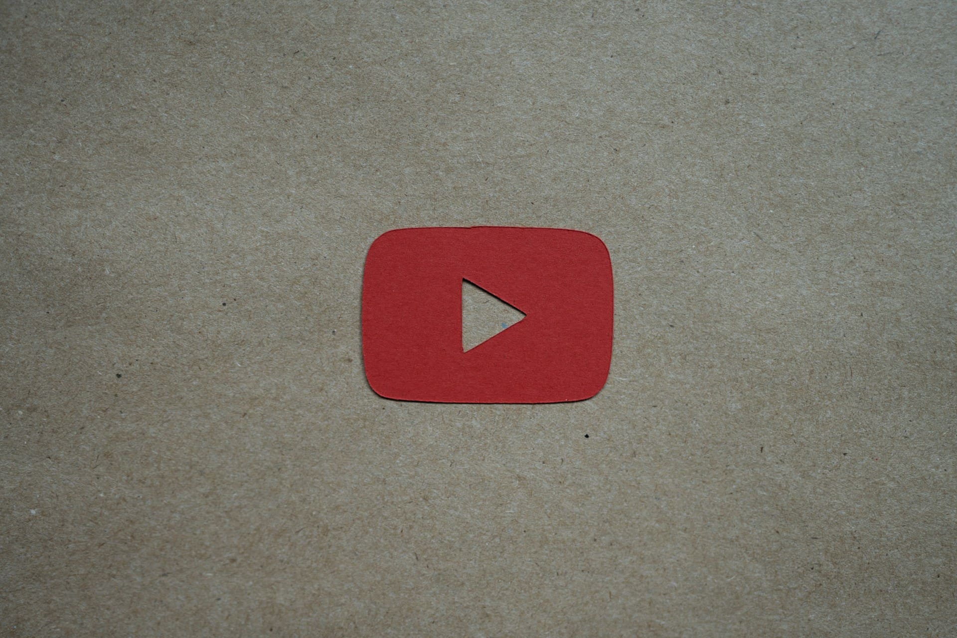 Logo YouTube (źródło obrazu: Kelly Sikkema, Unsplash)
