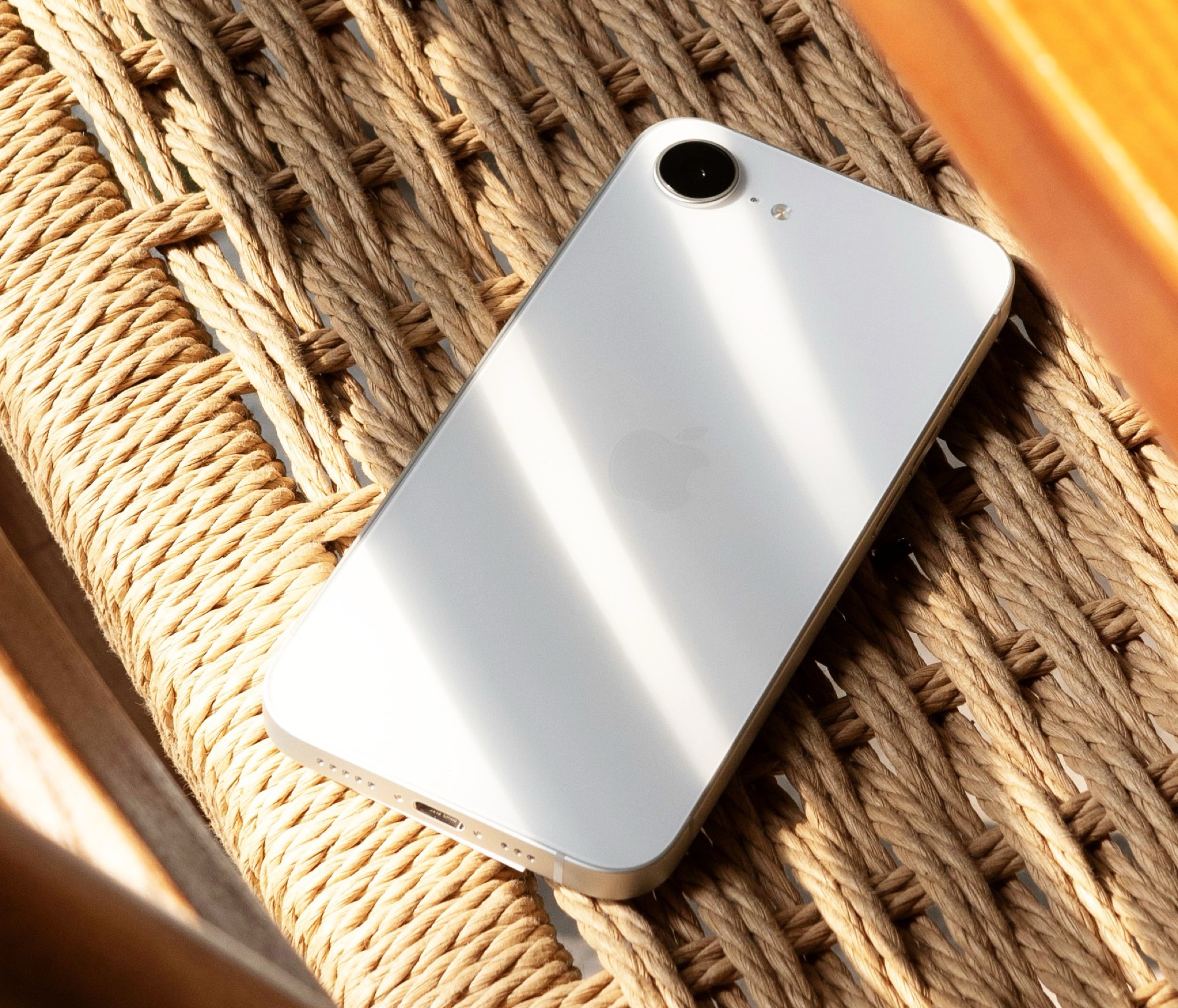 Bloomberg: Apple iPhone 17e może zostać złomowany, a los budżetowych iPhone'ów w zawieszeniu