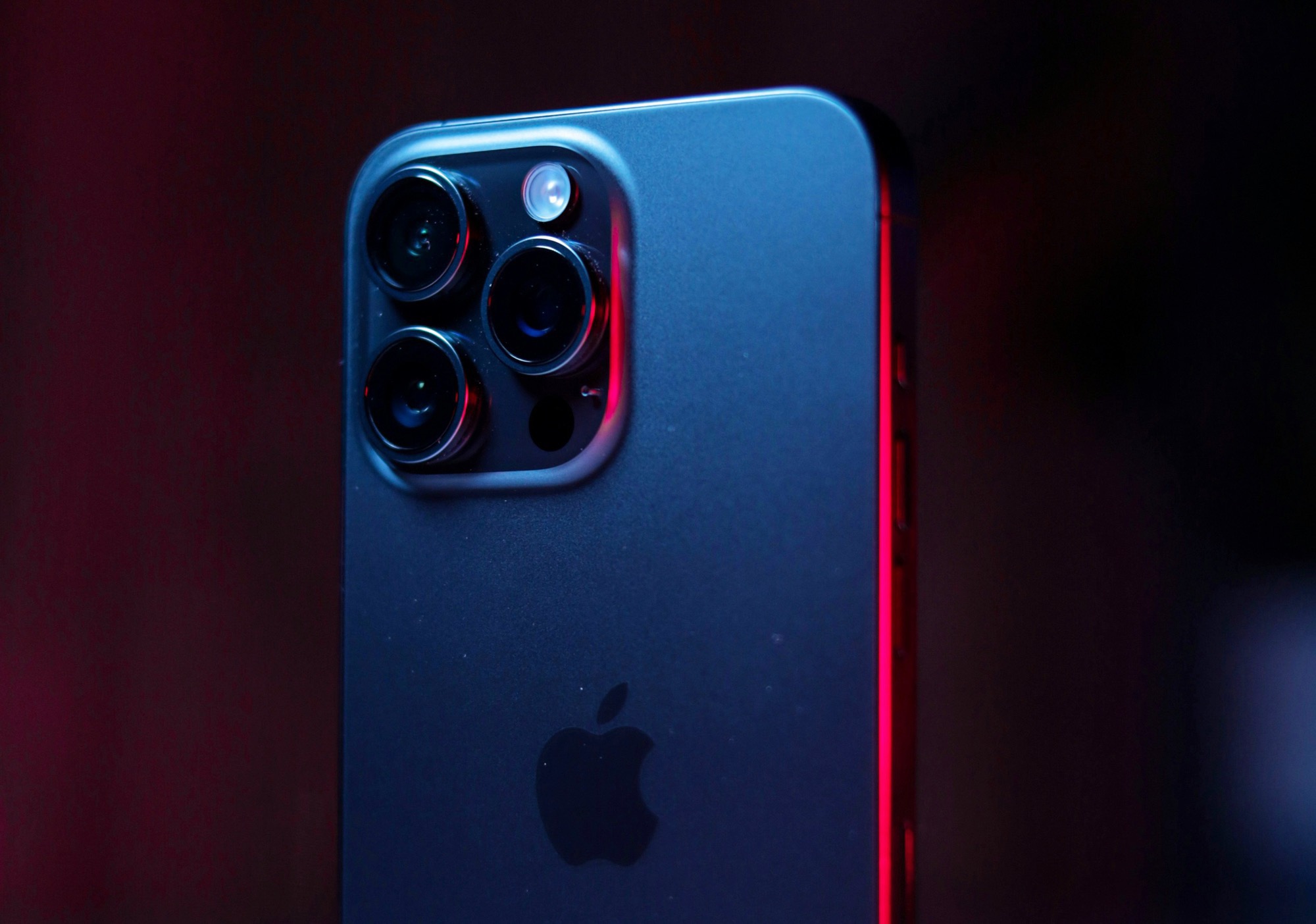 Apple iPhone 16 Pro Max podobno otrzyma zupełnie nową baterię o wyższej gęstości energii i obudowę ze stali nierdzewnej