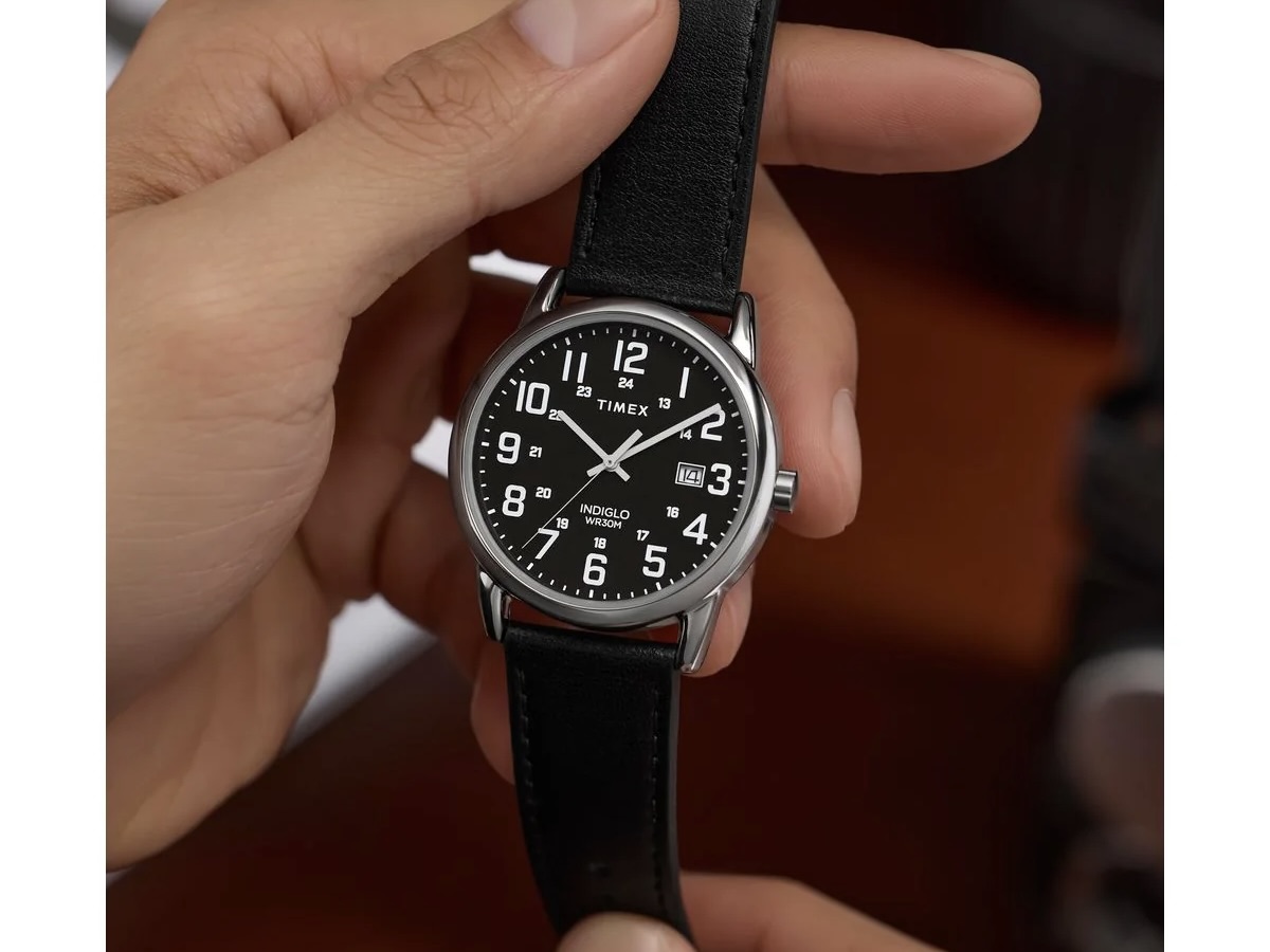 Timex wprowadza na rynek nowy zegarek analogowy o stylistyce inspirowanej zegarkami terenowymi i czarną tarczą.