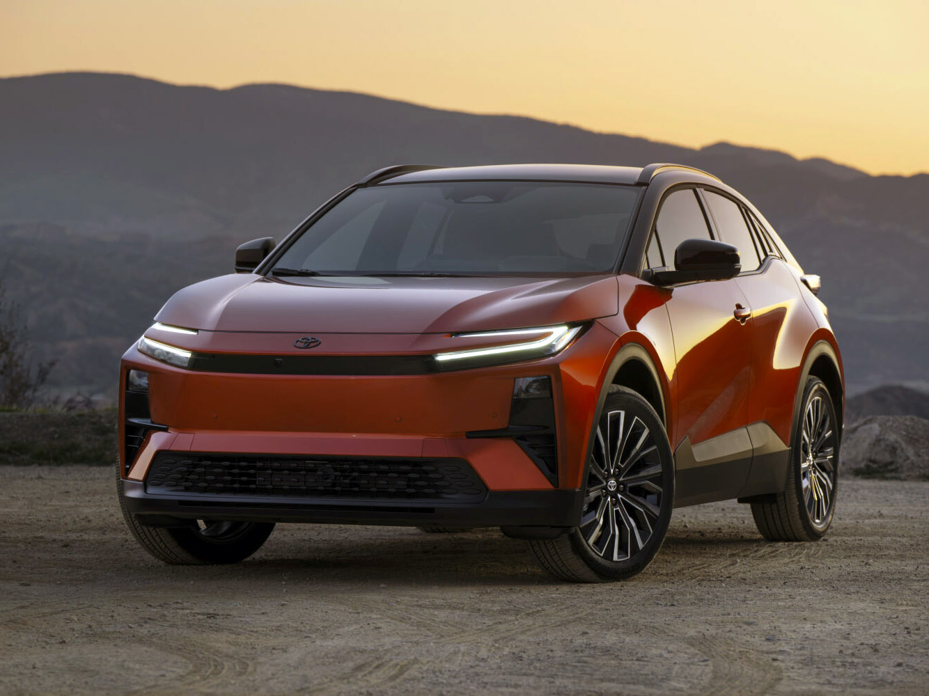 2026 Toyota C-HR w cenie niższej niż Model Y - pierwsze recenzje szczegółowo opisują komfort jazdy i pokonywania zakrętów elektrycznego SUV-a z napędem AWD