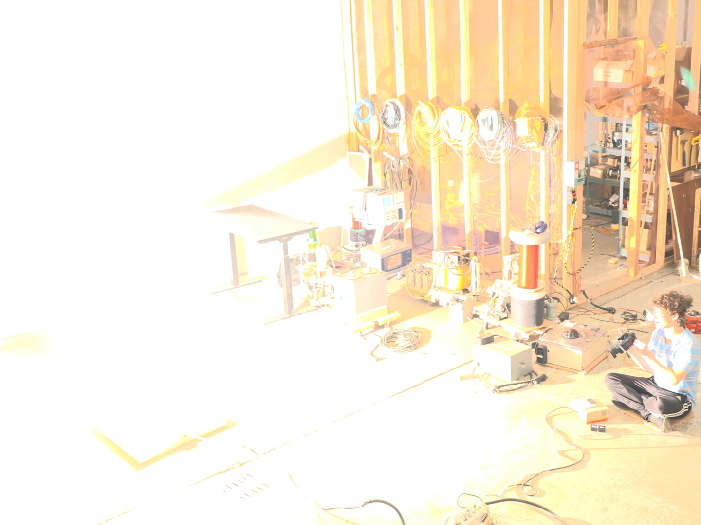 YouTuber zasila żarówkę o mocy 30 000 W tak gorącą, iż topi aluminium