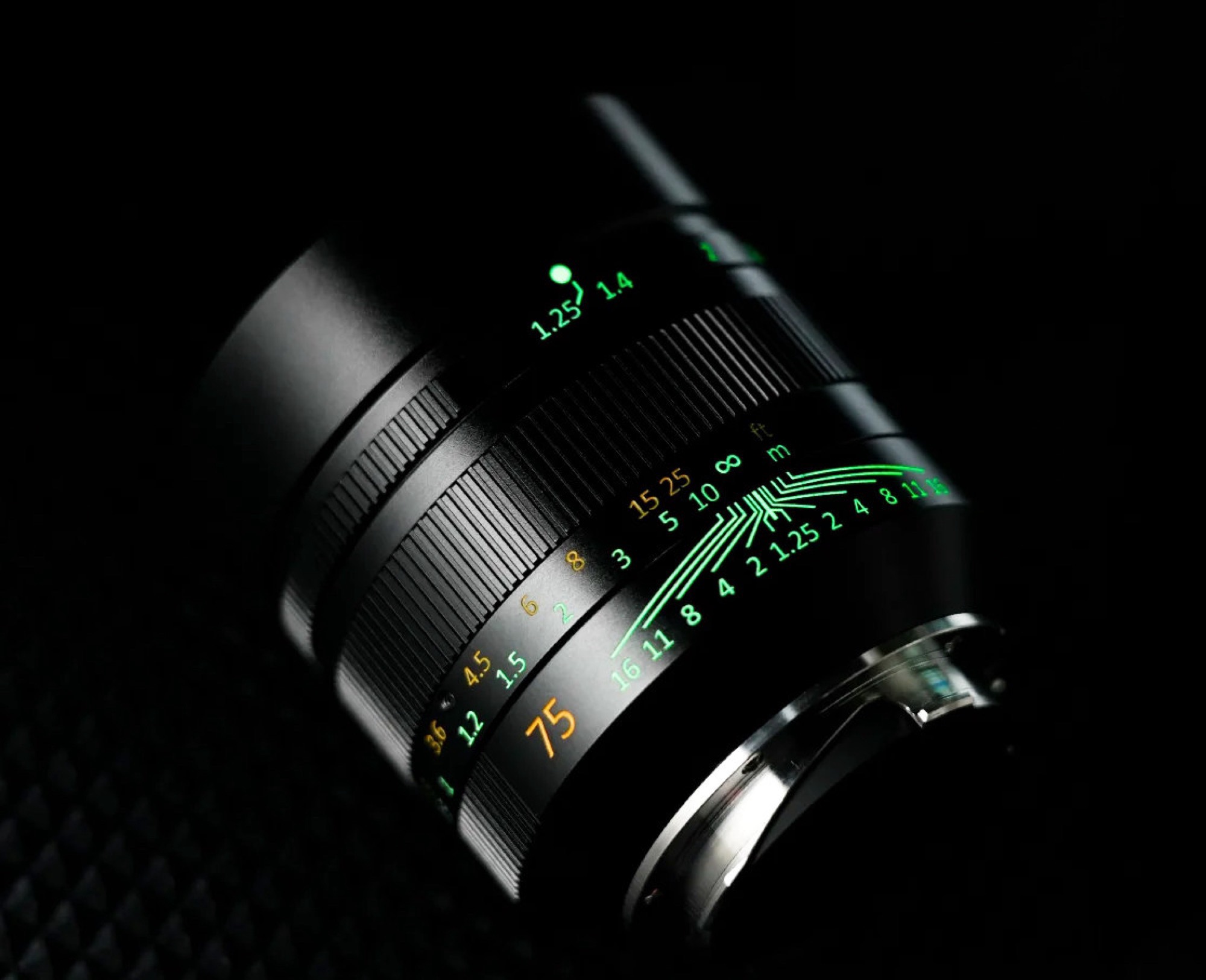 Alternatywa Leica Noctilux jest tańsza o 96%: 7Artisans 75 mm f/1.25 II ze świecącymi w ciemności napisami