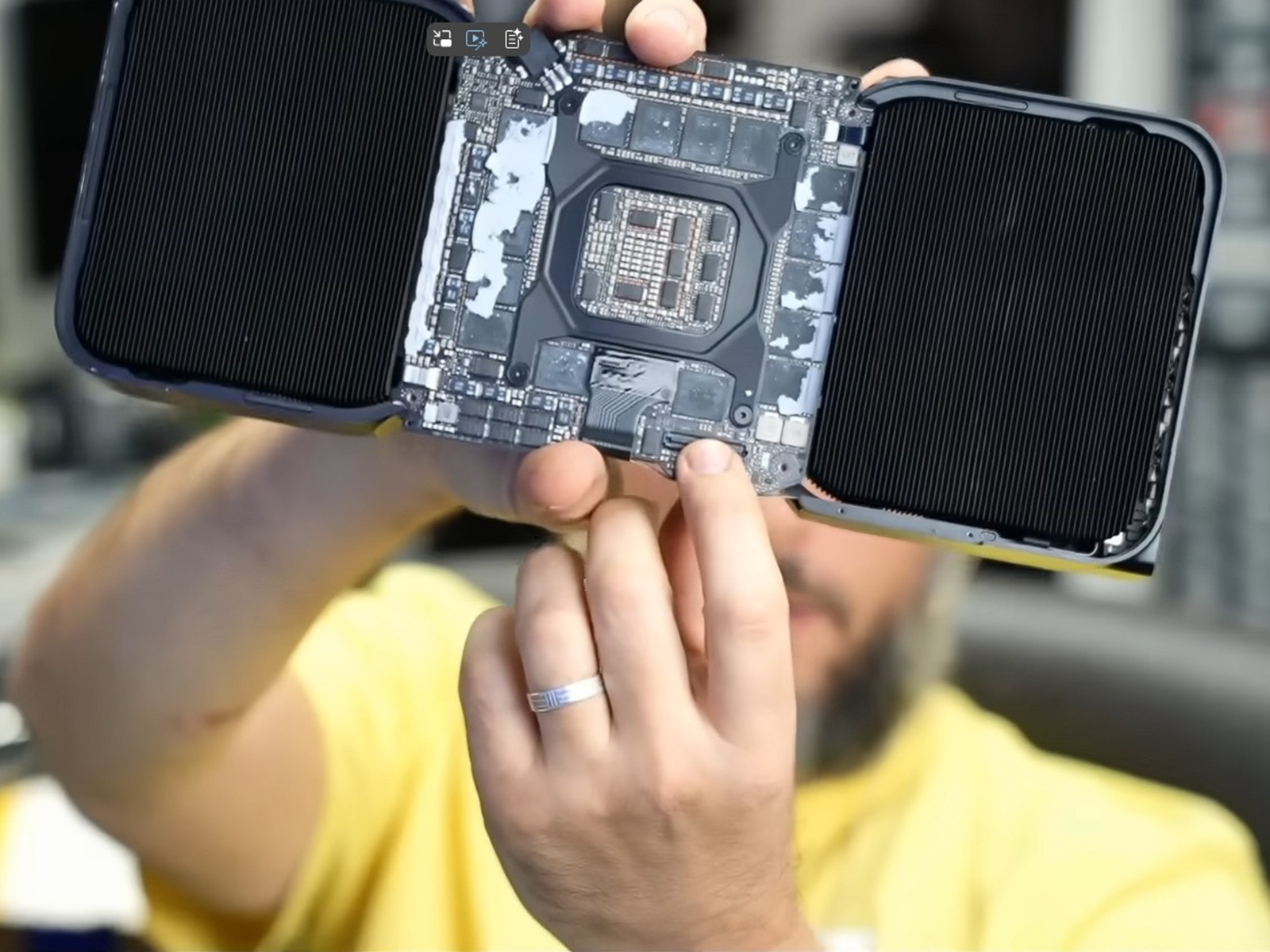 Karta graficzna Nvidia RTX Pro 6000 o wartości 10 000 USD stała się bezużyteczna po zatrzaśnięciu złącza PCIe: Brak dostępnej części zamiennej