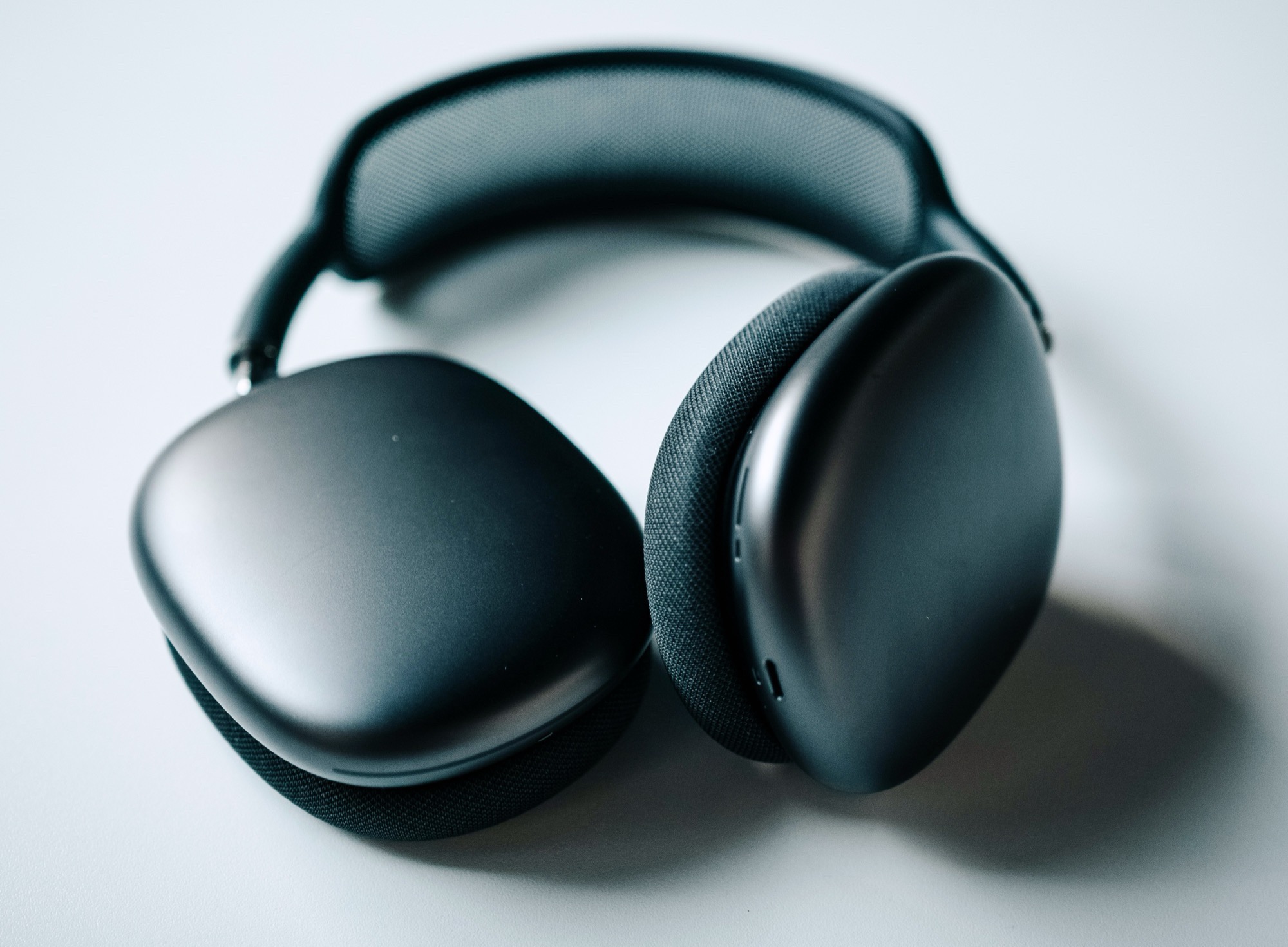 Trzy bursztynowe światła śmierci: Wadliwe Apple AirPods Max czasami można naprawić dzięki zamrażarki