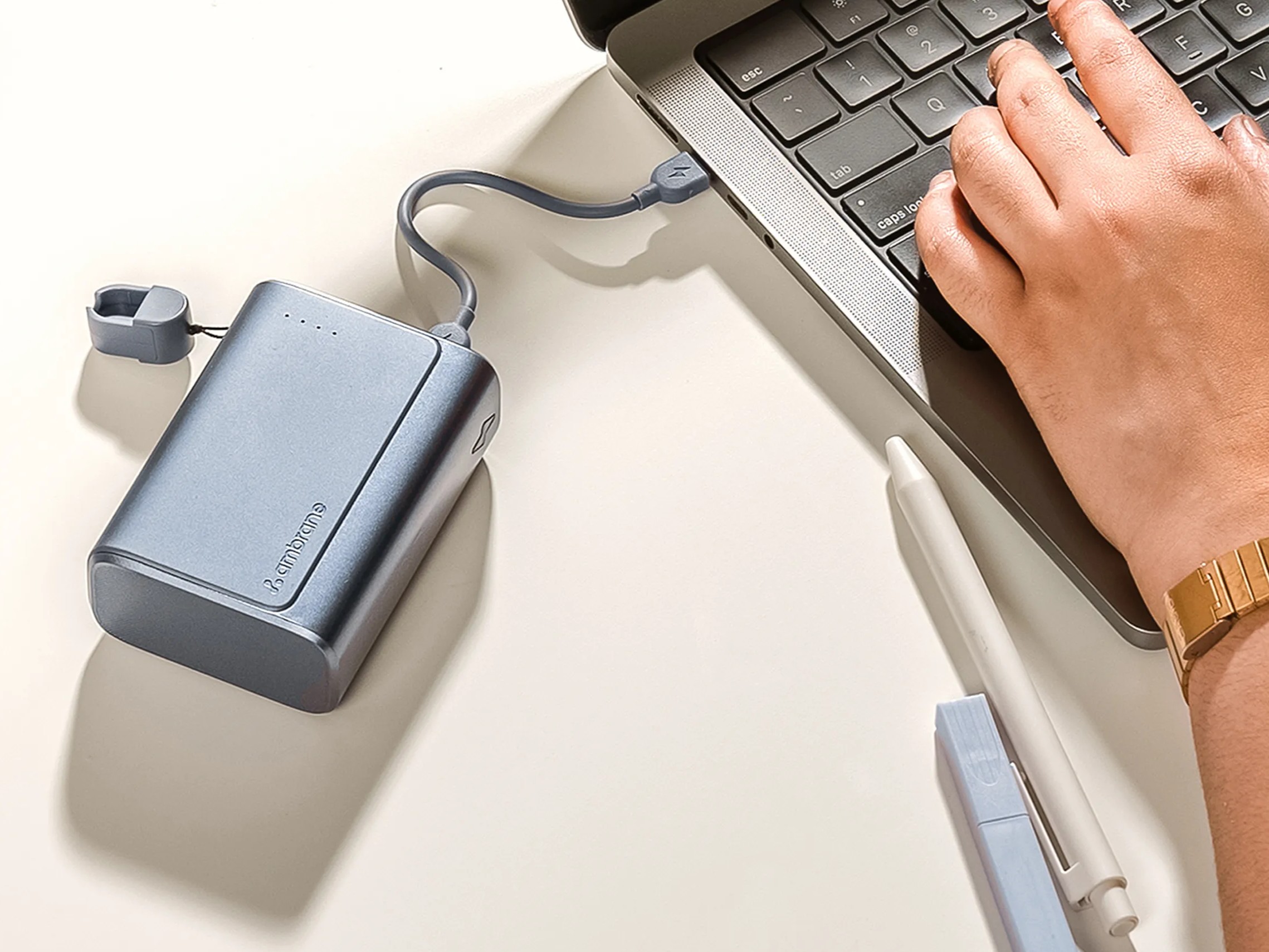 Premiera nowego power banku Ambrane PowerMini20 z odłączanym kablem