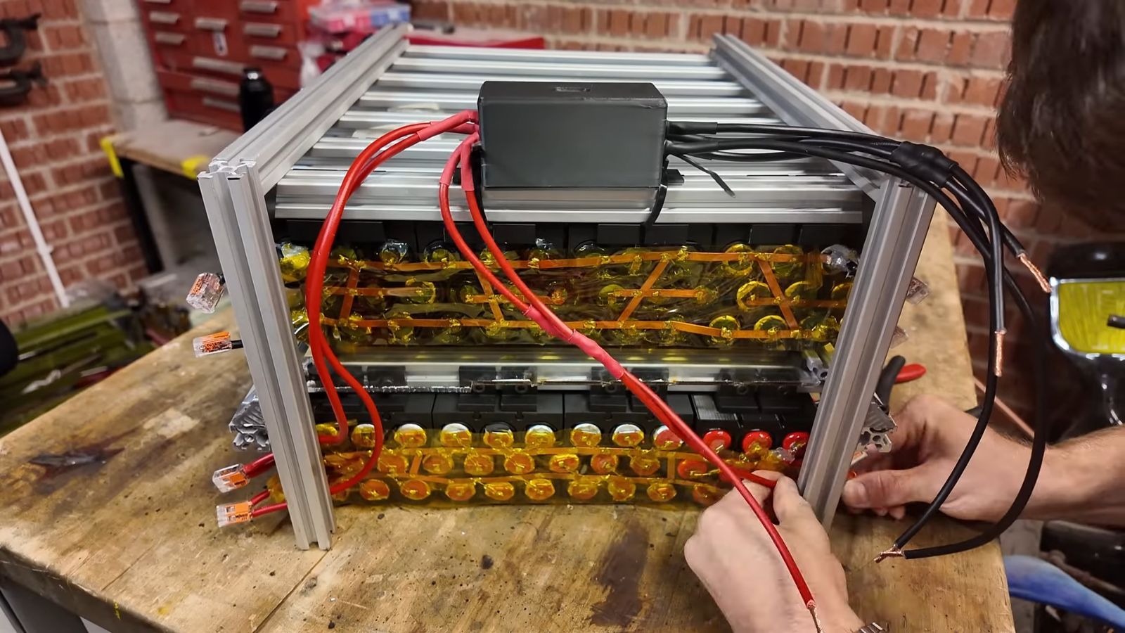 DIY YouTuber zasila dom dzięki 500 jednorazowych vape'ów