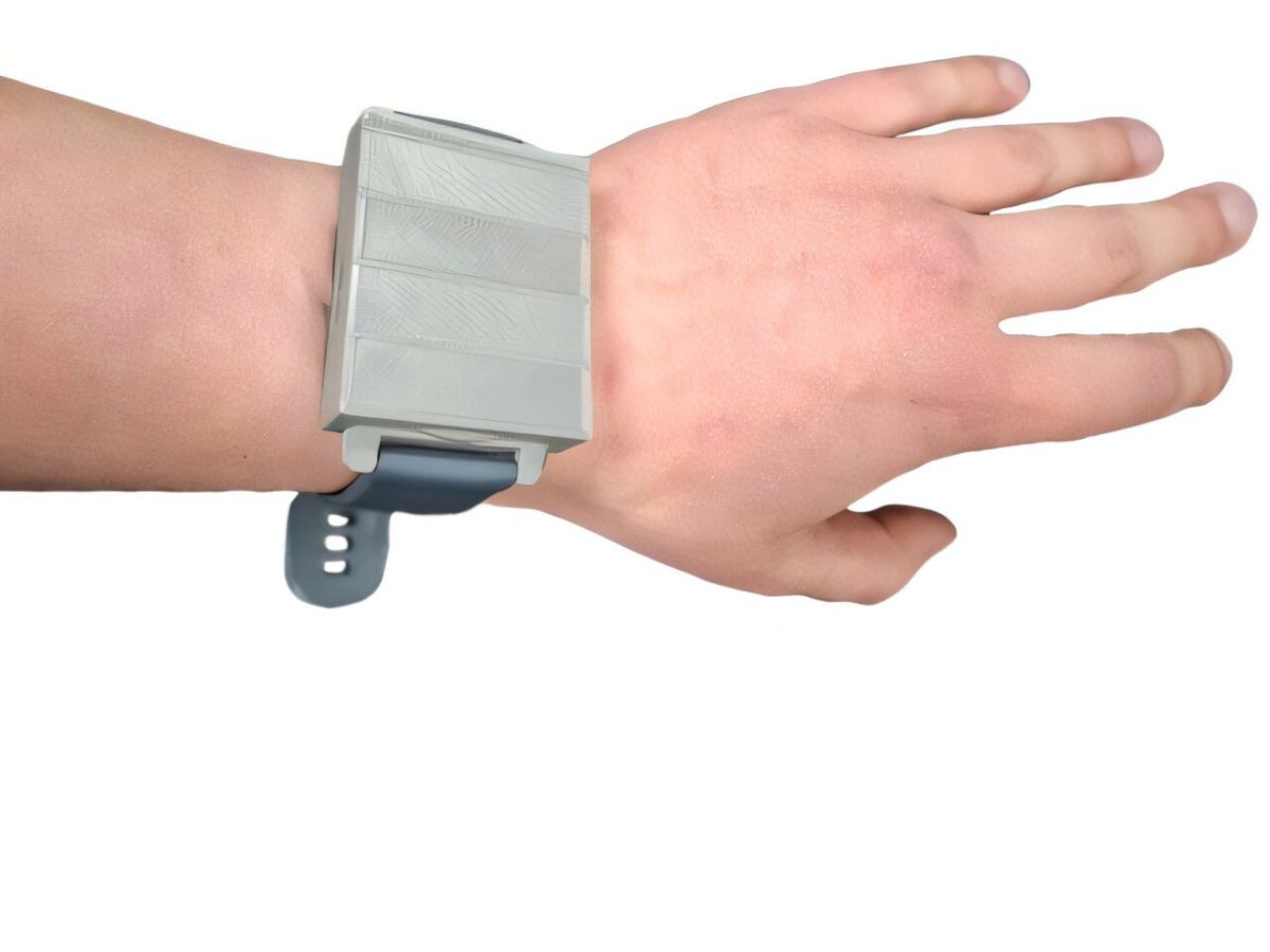 Prototyp przypominający smartwatch może pewnego dnia wykrywać mikrodrobiny plastiku w ludzkim ciele