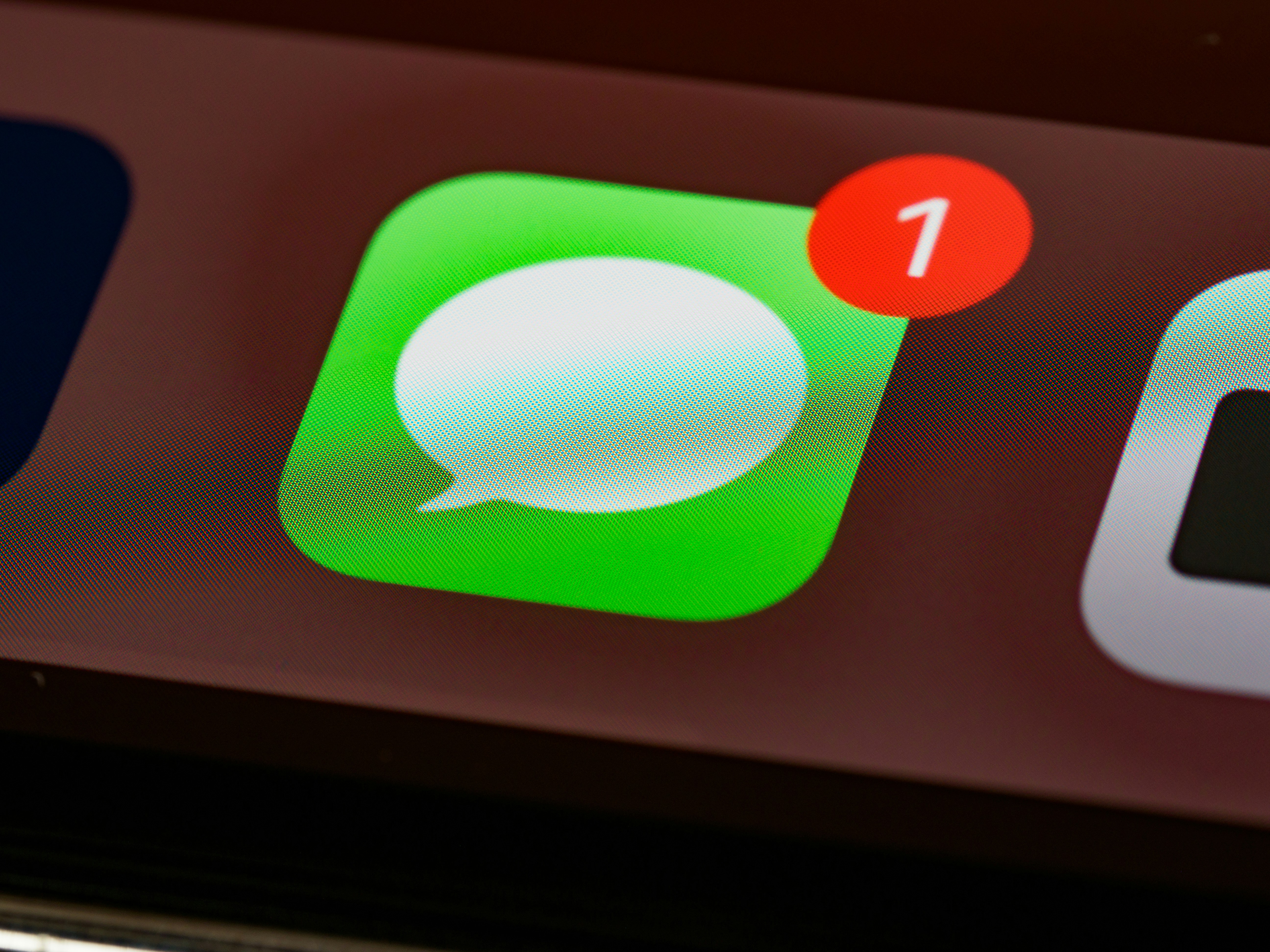 W systemie iOS 27 firma Apple w końcu umożliwia pozbycie się tego irytującego skrótu w aplikacji Wiadomości