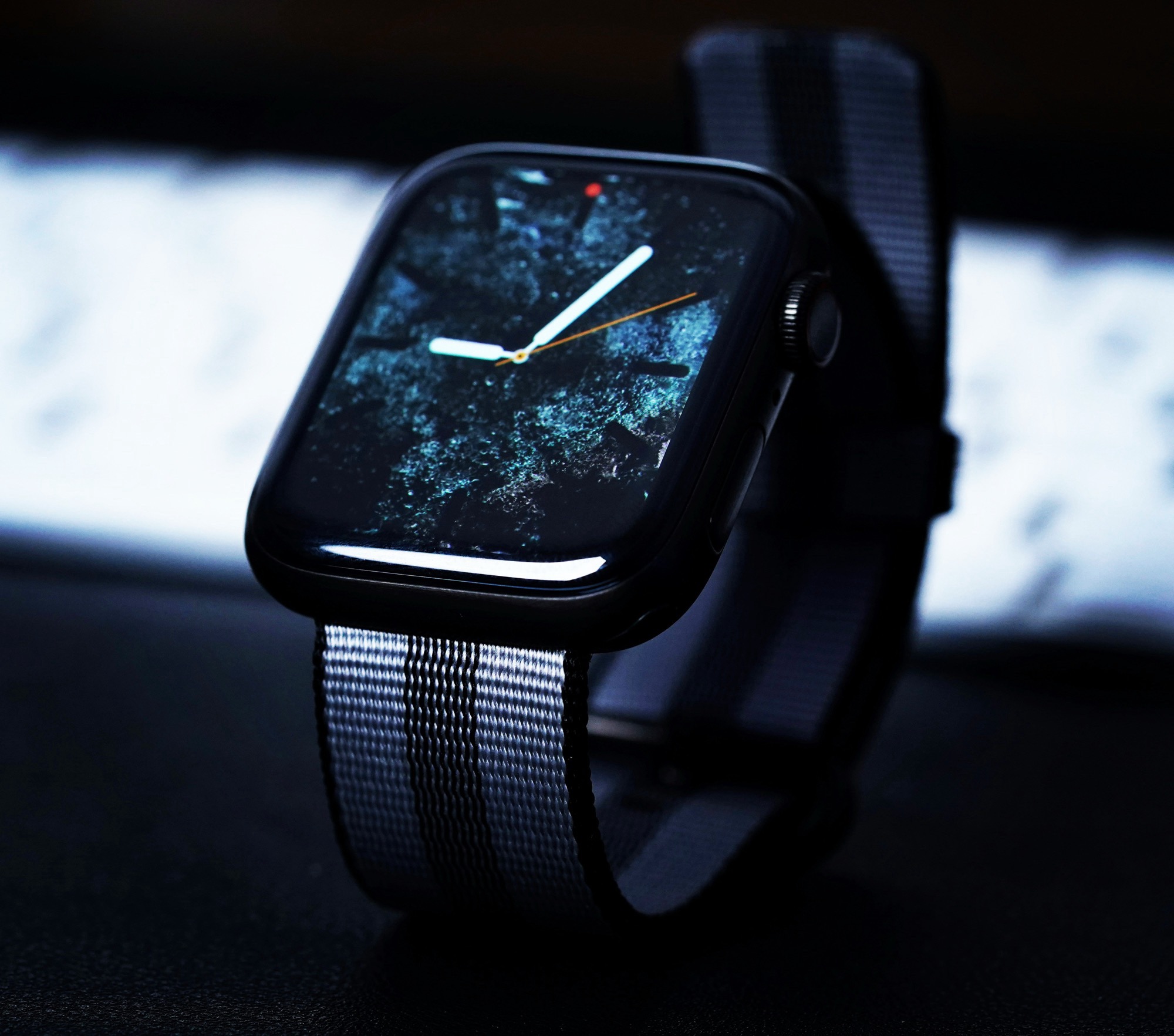 Apple Zegarek zyska na żywotności baterii dzięki wyświetlaczowi HMO zamiast LTPO OLED