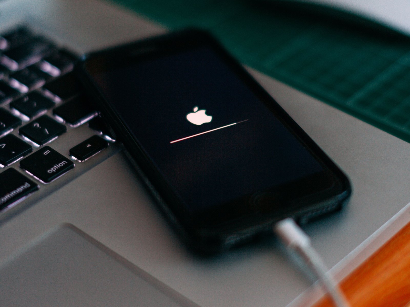 Apple przyspiesza wprowadzenie aktualizacji zabezpieczeń iOS 26.5.2 w związku z zagrożeniem związanym ze sztuczną inteligencją