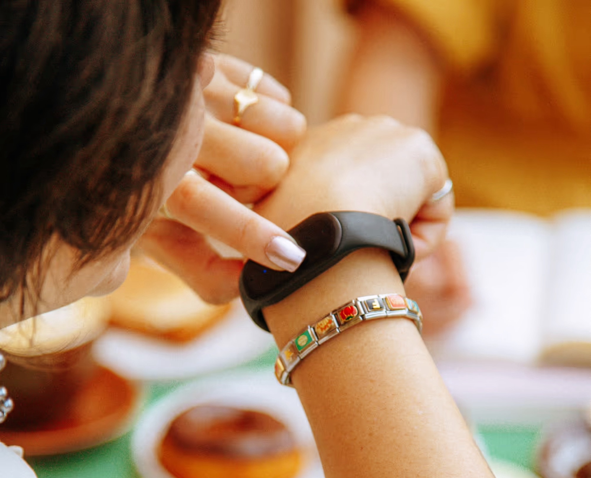 Amazon przejmuje Bee, producenta niedrogiego urządzenia do noszenia ze sztuczną inteligencją bez obowiązkowej subskrypcji