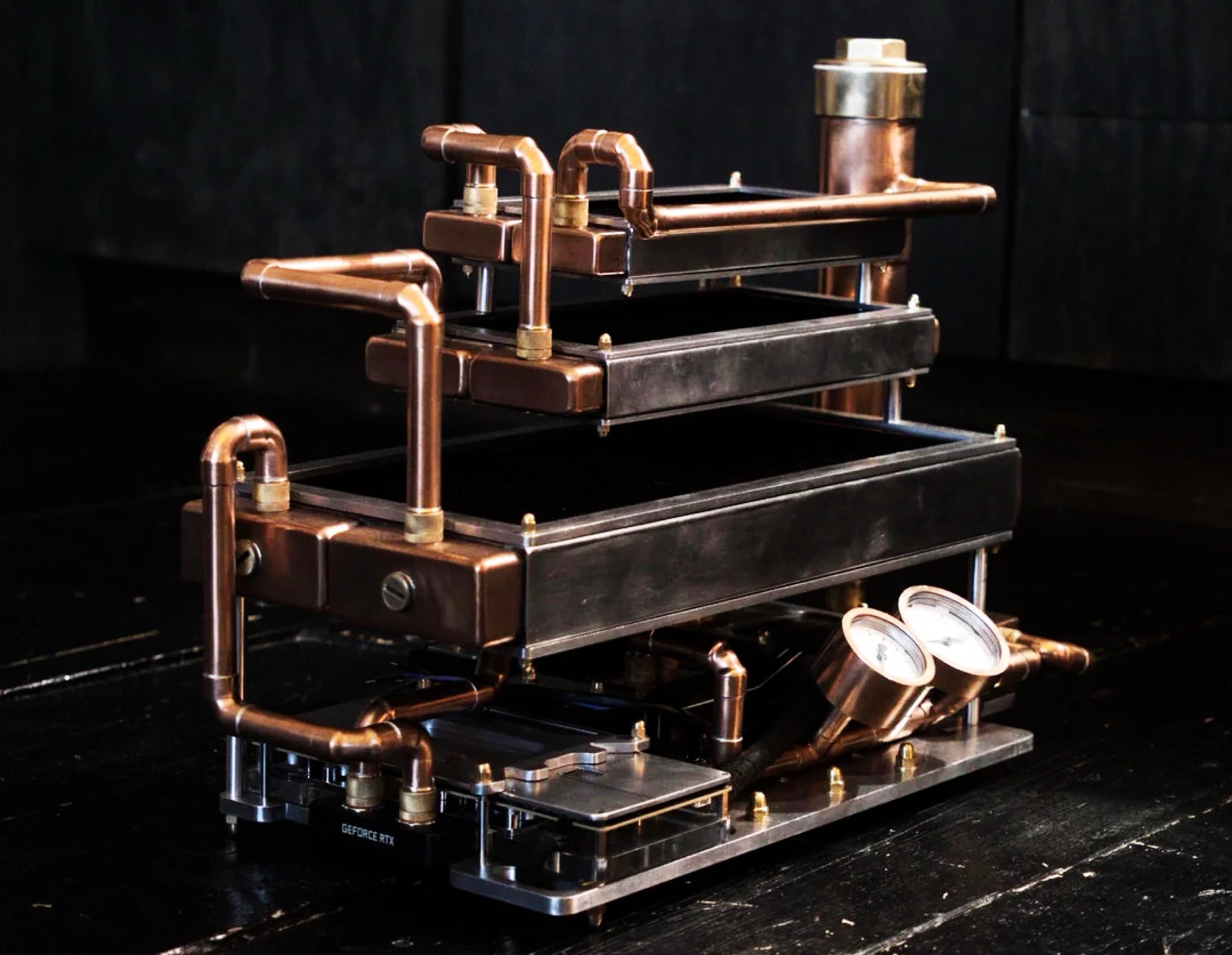 Komputer do gier w stylu steampunkowym chłodzi GeForce RTX 5080 bez wentylatora