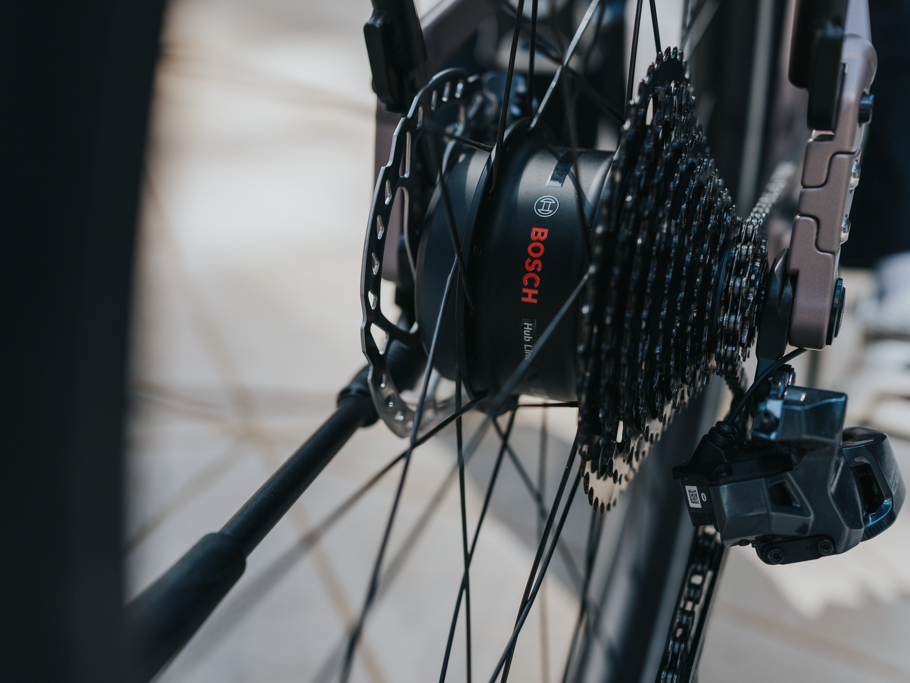 Firma Bosch wprowadza na rynek system do rowerów elektrycznych Hub Drive, wyposażony w lekki silnik i akumulator o pojemności 360 Wh