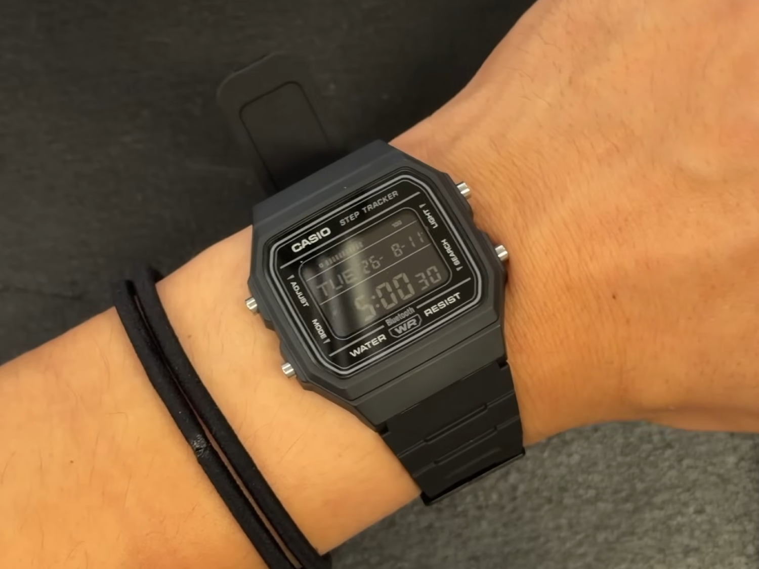 Casio F-B100W Bluetooth: Pierwsze wideo z praktycznej prezentacji pokazuje licznik kroków oraz metalowe przyciski