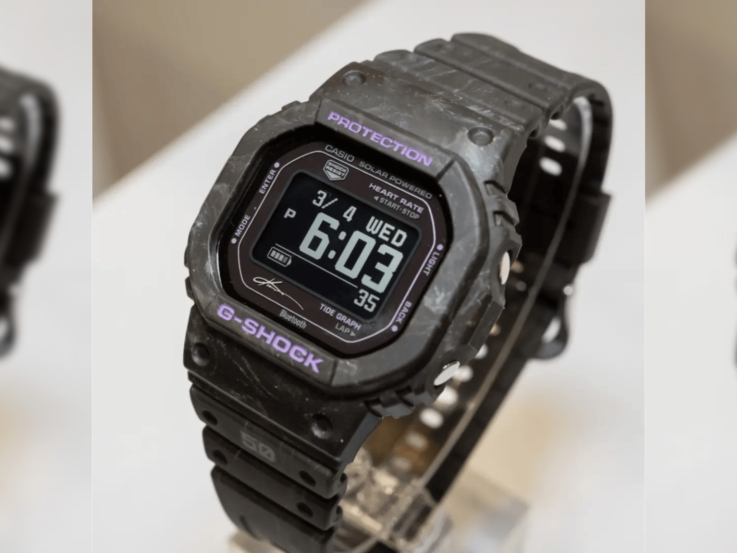 Nowy, bogato wyposażony zegarek Casio z serii GBX-H5600, powstały w ramach współpracy, uchwycony na zdjęciach z życia codziennego