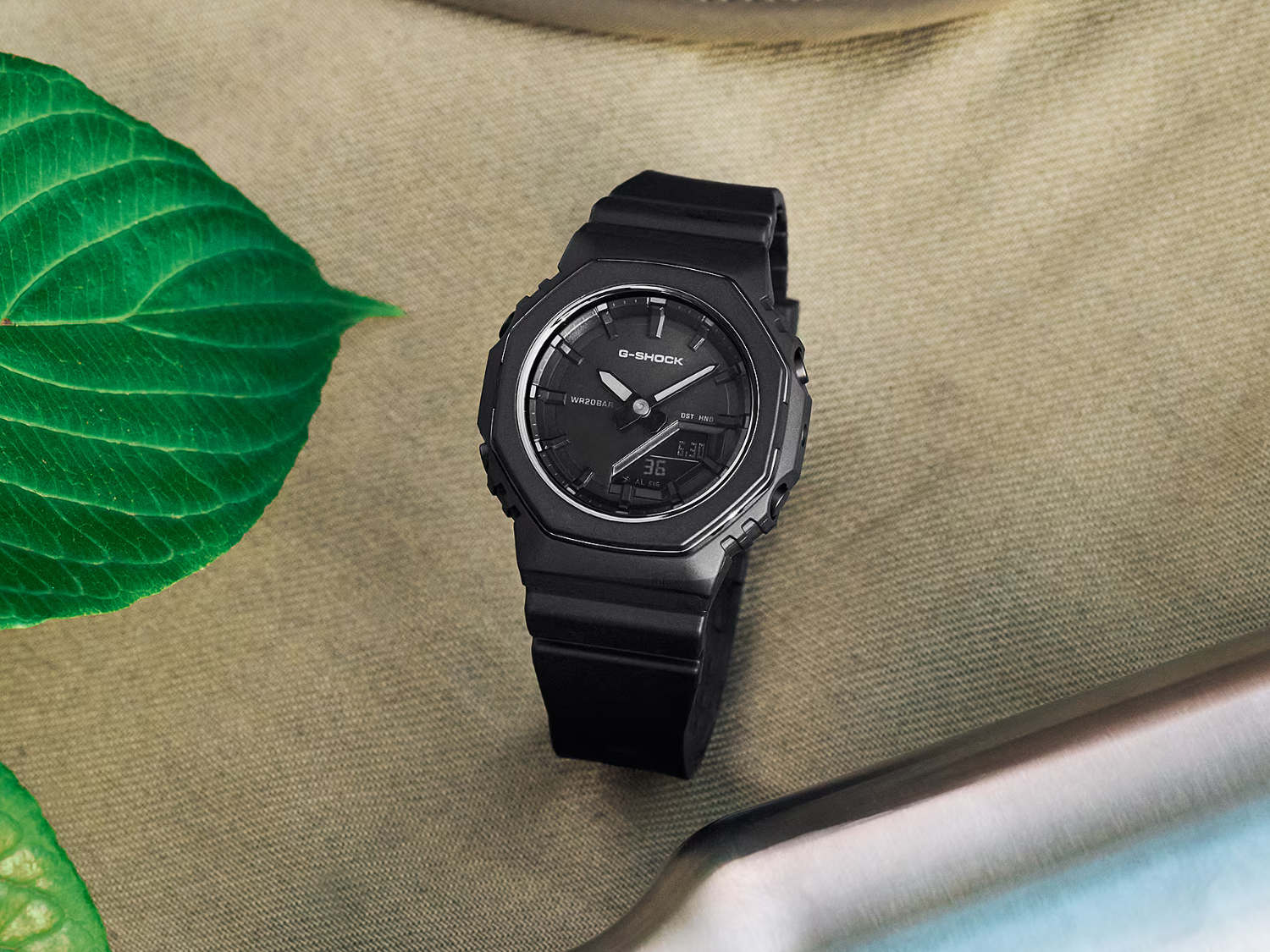 Casio wprowadza na rynek nowe kompaktowe zegarki monochromatyczne z metalowymi pierścieniami na ramce