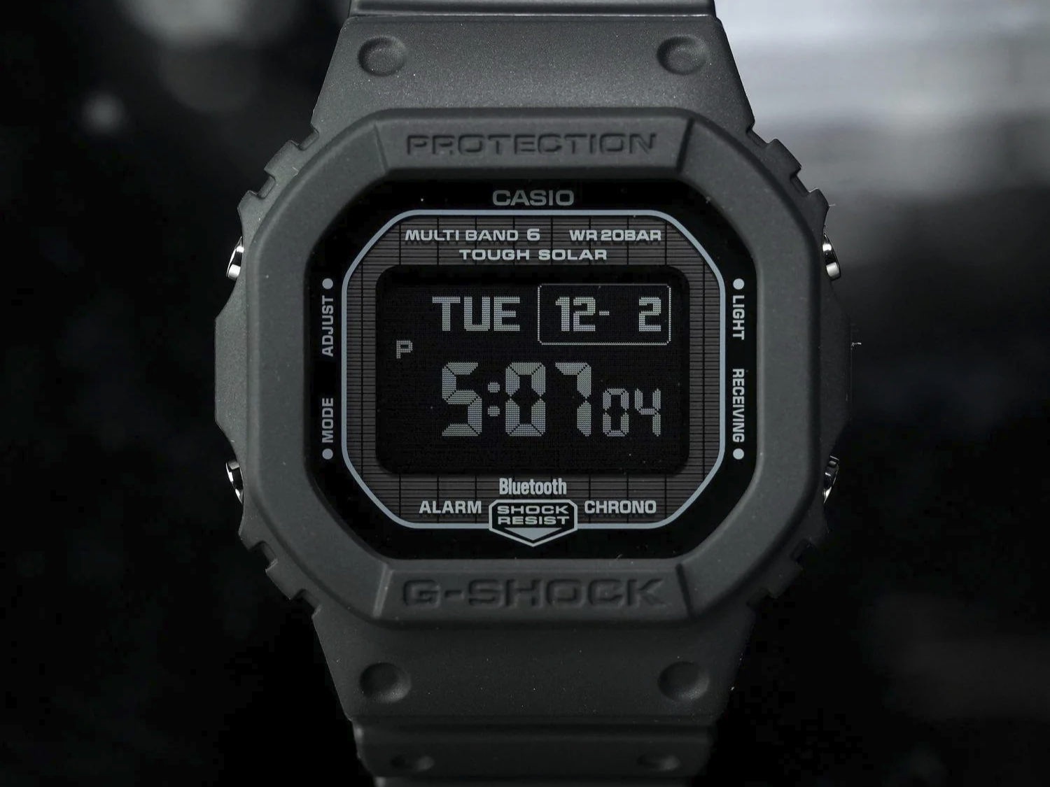 Casio: Pierwsze spojrzenie na nowy nadchodzący zegarek G-Shock GW-BX5600 MIP LCD z szarą kopertą i niebieskim paskiem
