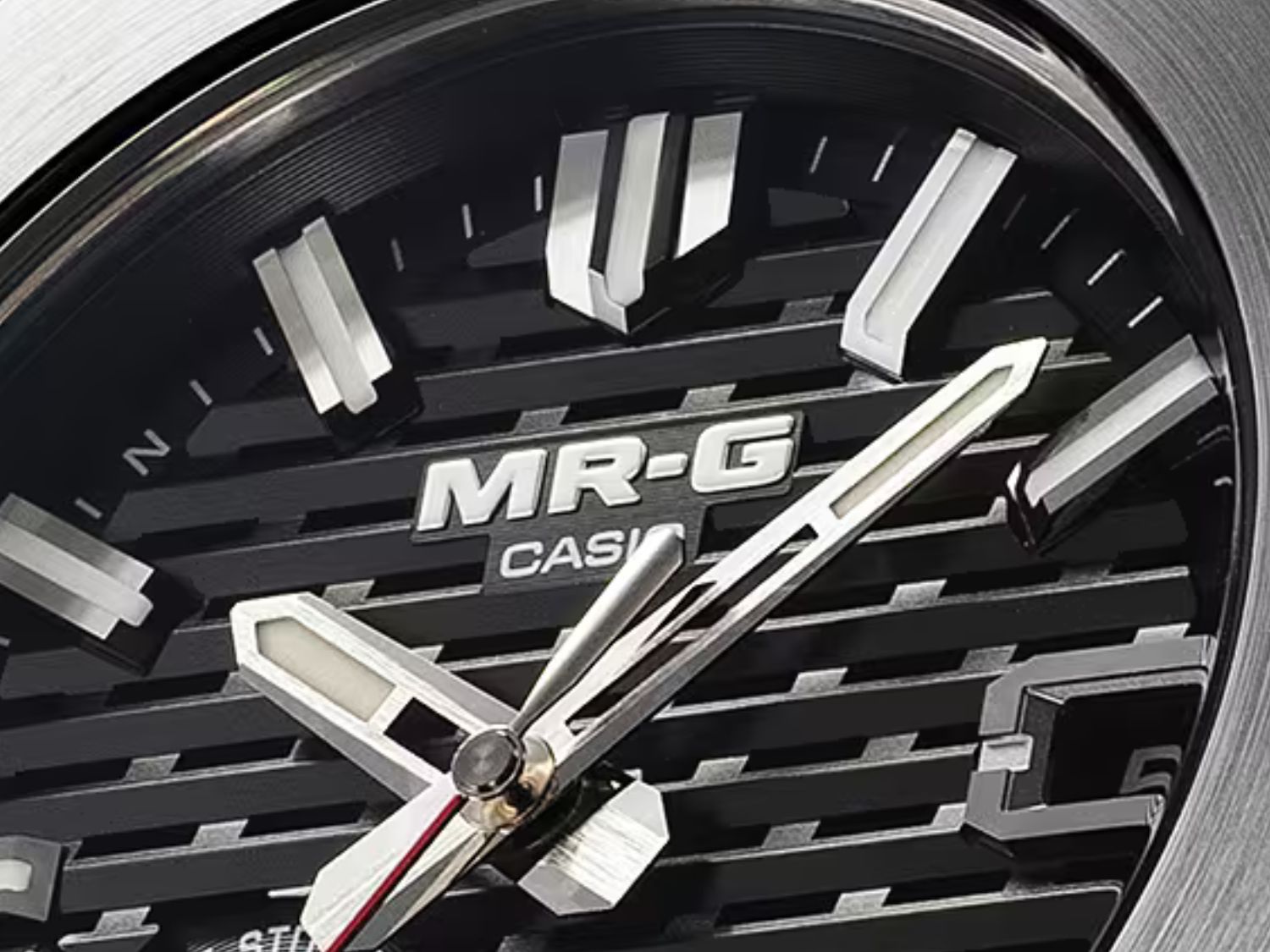 Nowy model MR-G firmy Casio ma podobno platynową, przepuszczającą światło tarczę oraz droższego „brata”