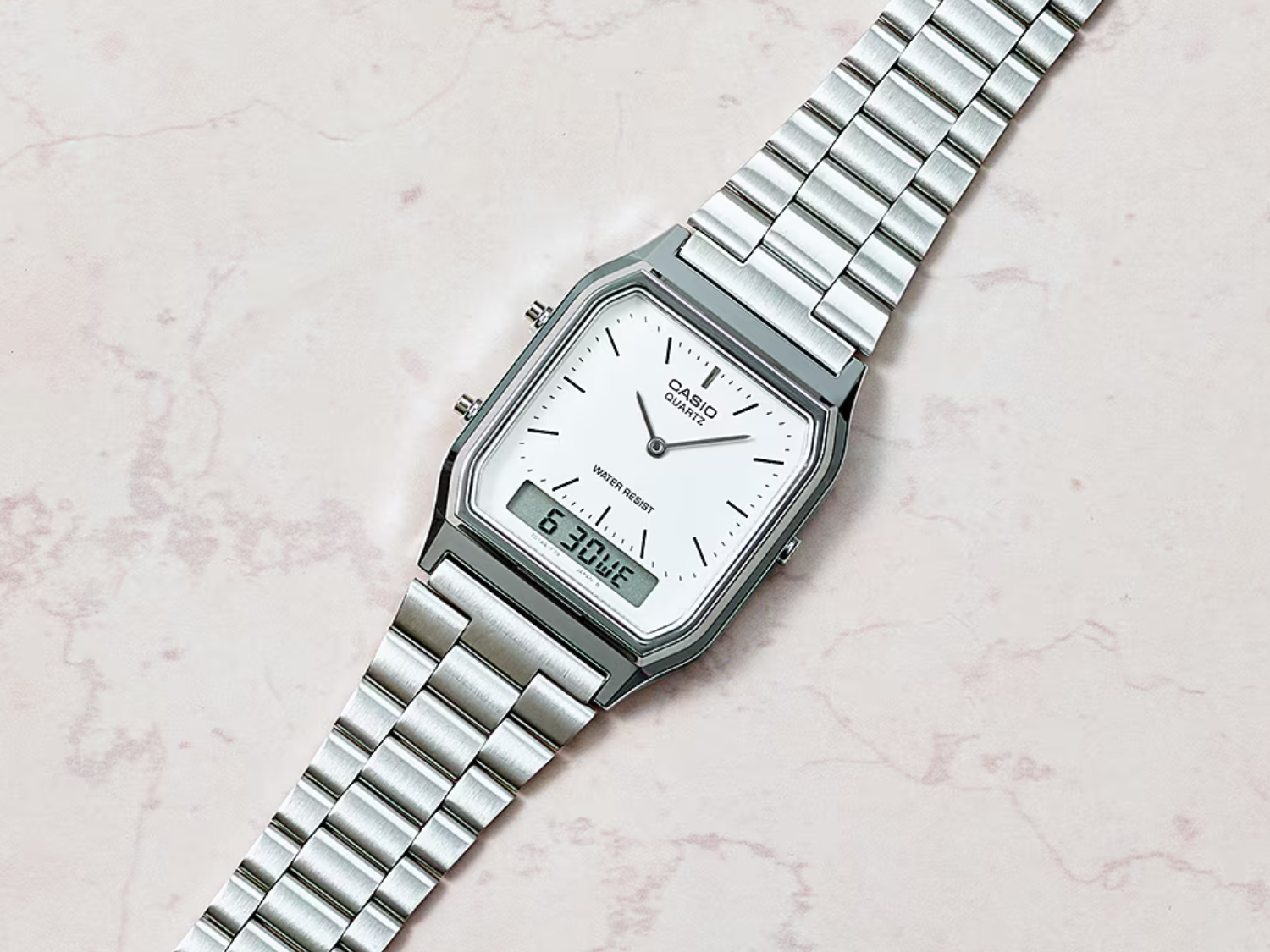 W Stanach Zjednoczonych trafia do sprzedaży nowy zegarek Casio w stylu vintage z wyświetlaczem analogowo-cyfrowym, wyposażony w srebrną bransoletkę