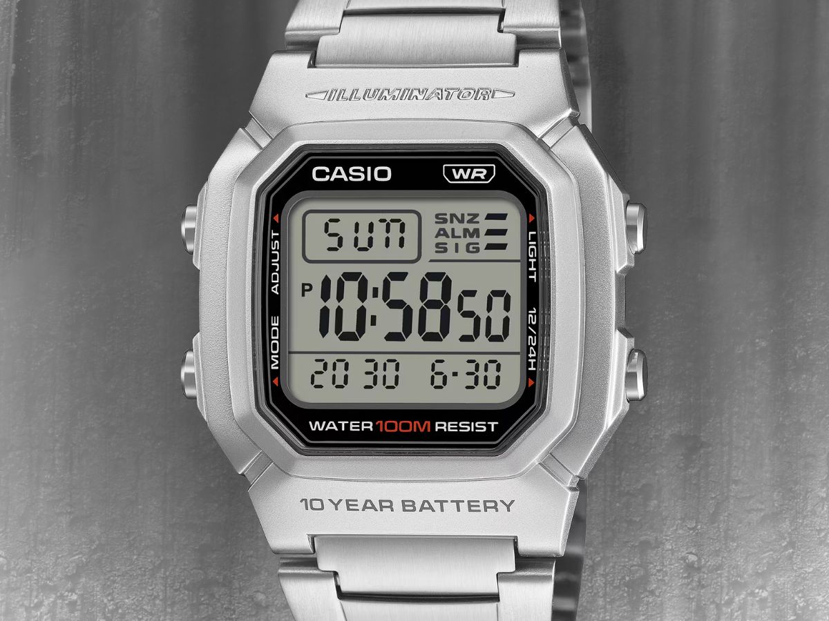 Nowy zegarek Casio z kwadratowym wyświetlaczem cyfrowym i metalowym paskiem w drodze